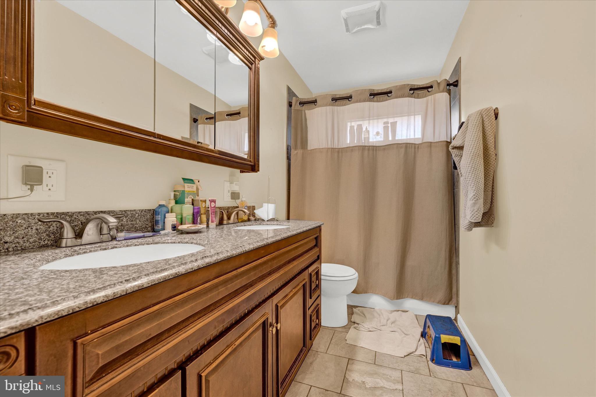 COUNTRY CLUB MANOR - Residential