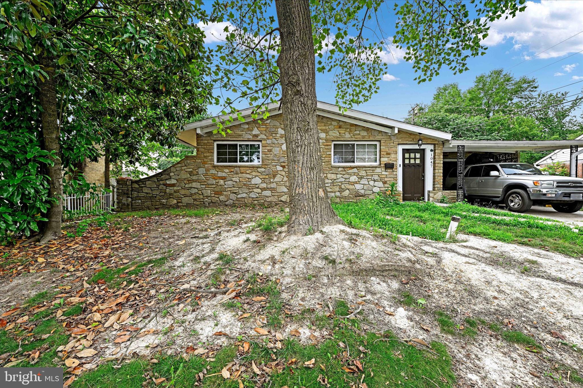 COUNTRY CLUB MANOR - Residential