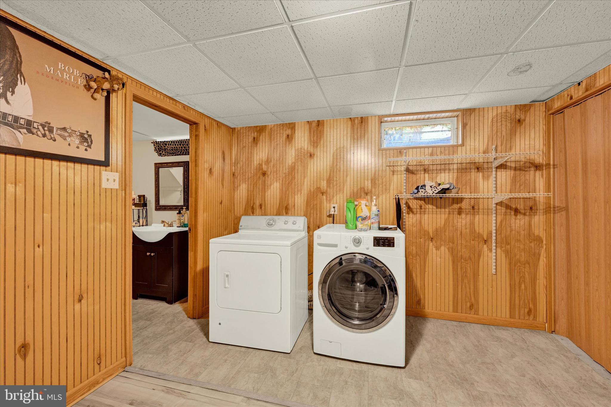 COUNTRY CLUB MANOR - Residential