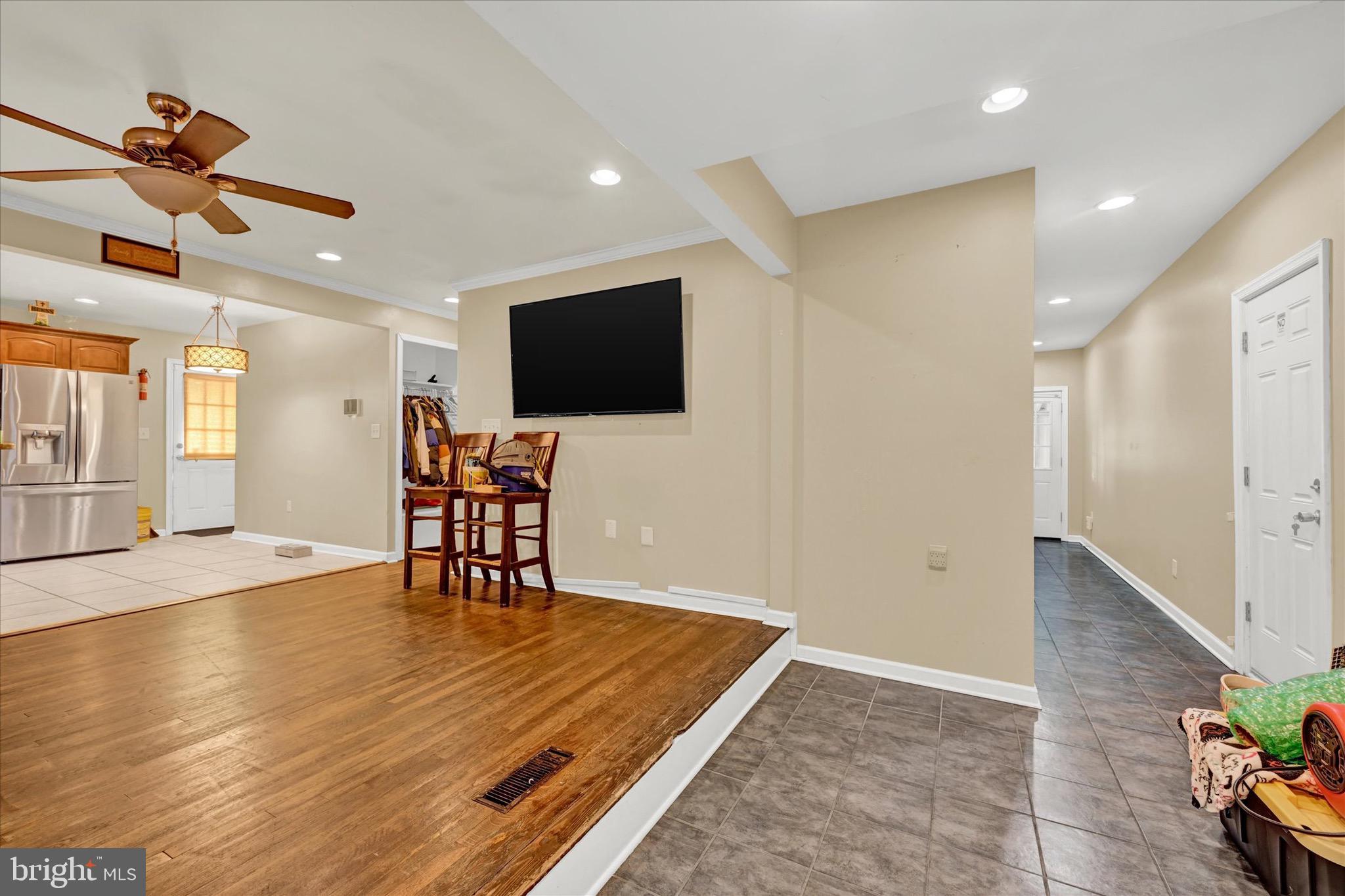 COUNTRY CLUB MANOR - Residential