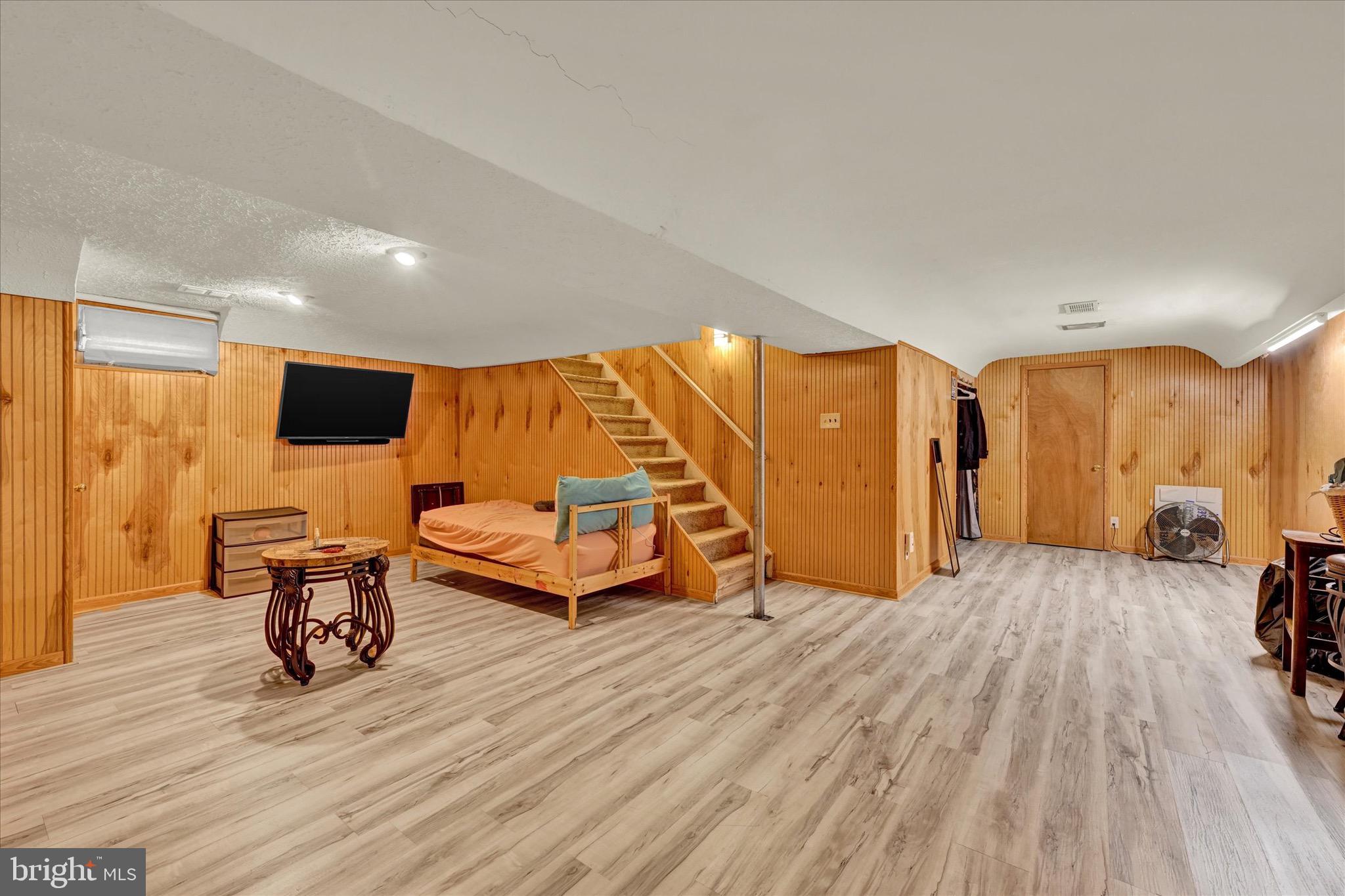 COUNTRY CLUB MANOR - Residential