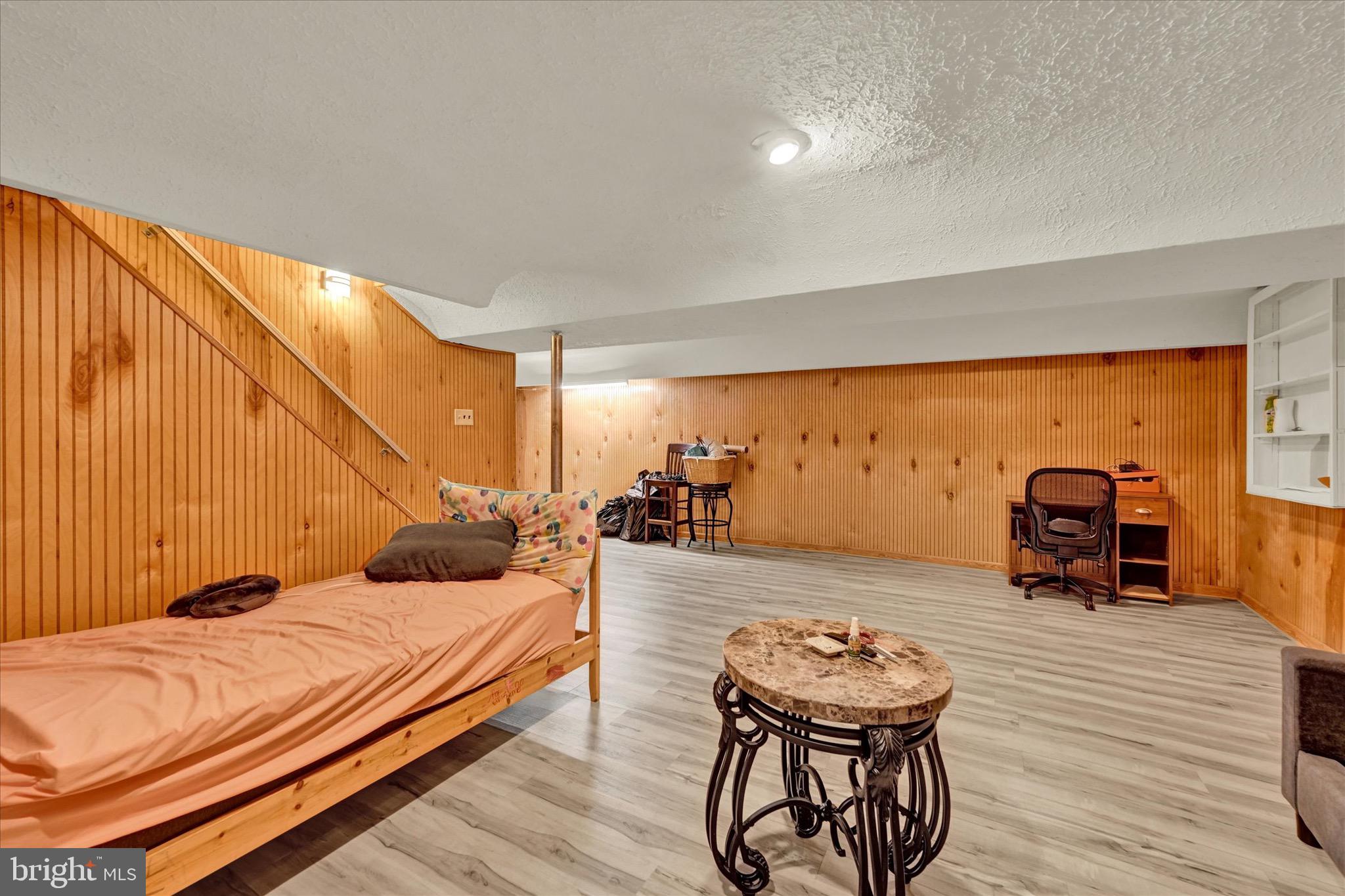 COUNTRY CLUB MANOR - Residential