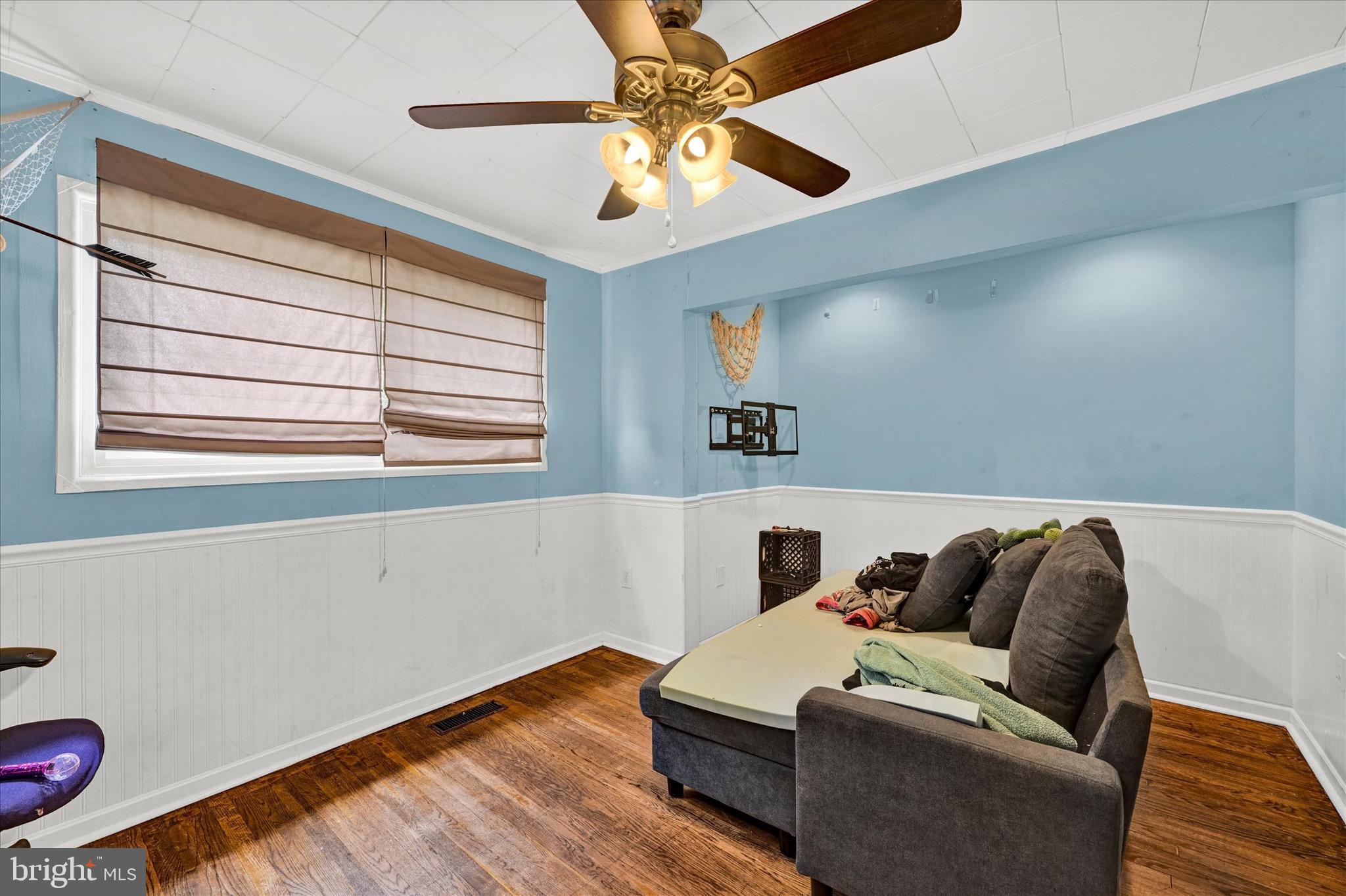 COUNTRY CLUB MANOR - Residential