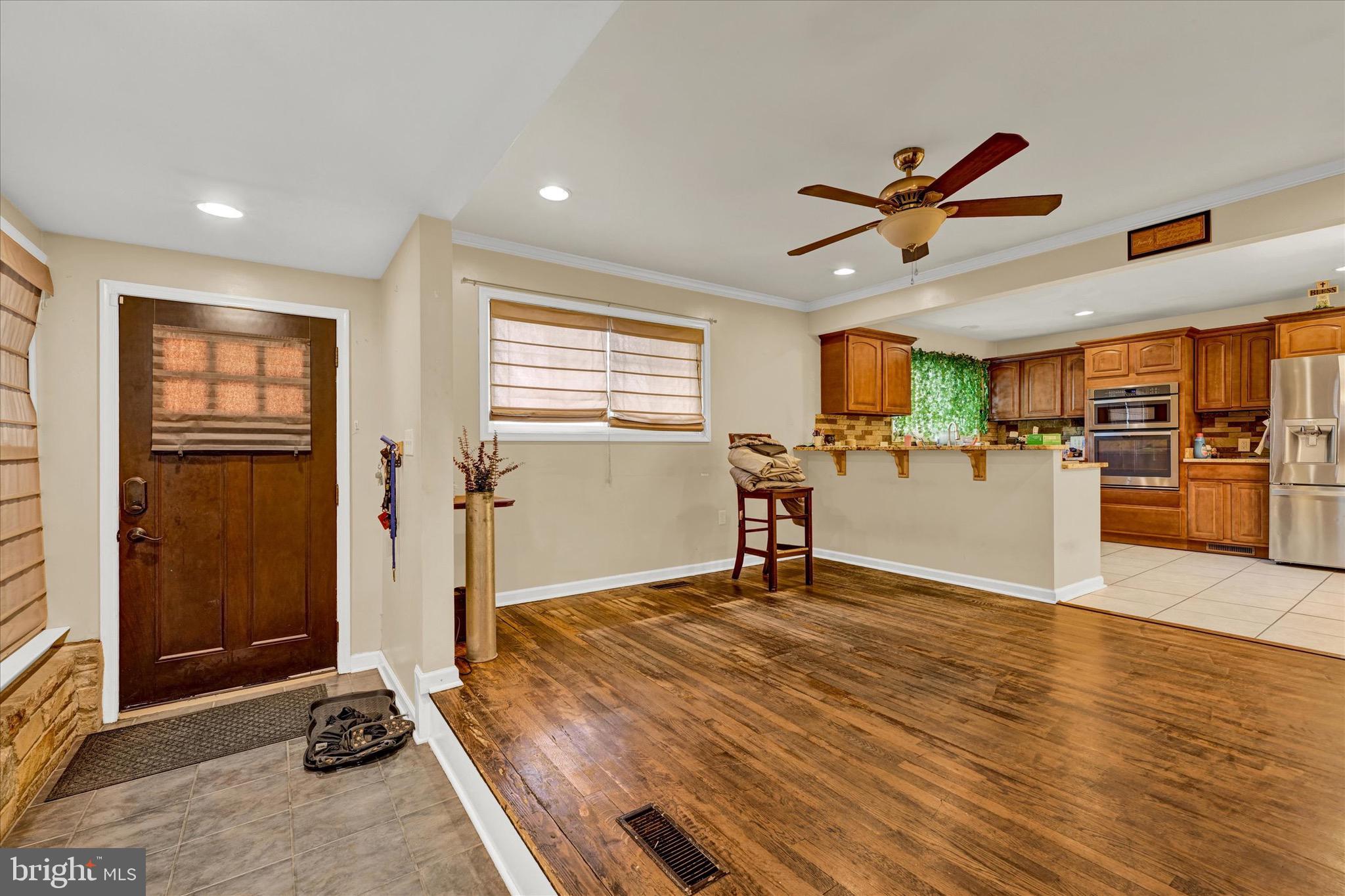 COUNTRY CLUB MANOR - Residential