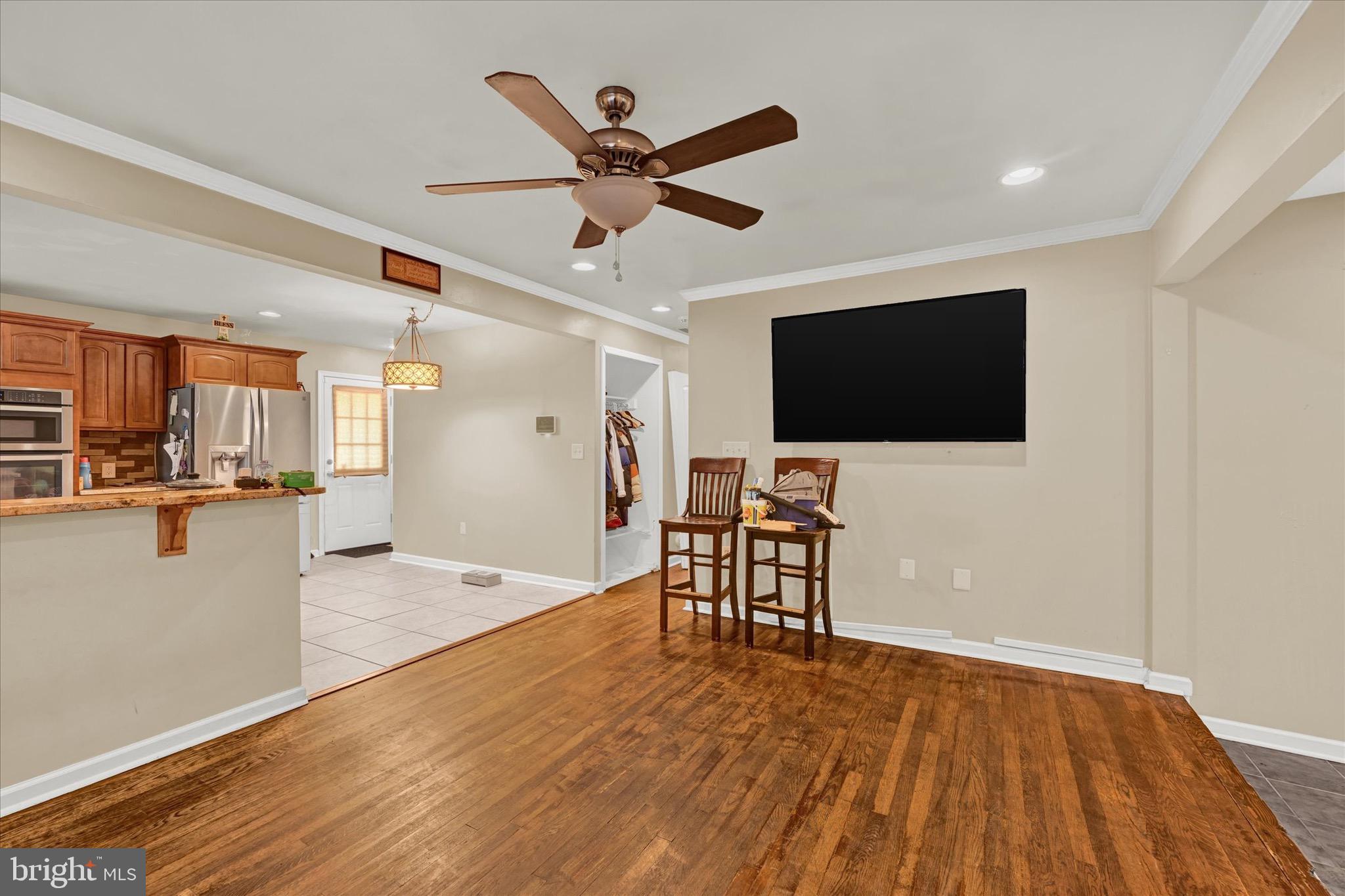 COUNTRY CLUB MANOR - Residential