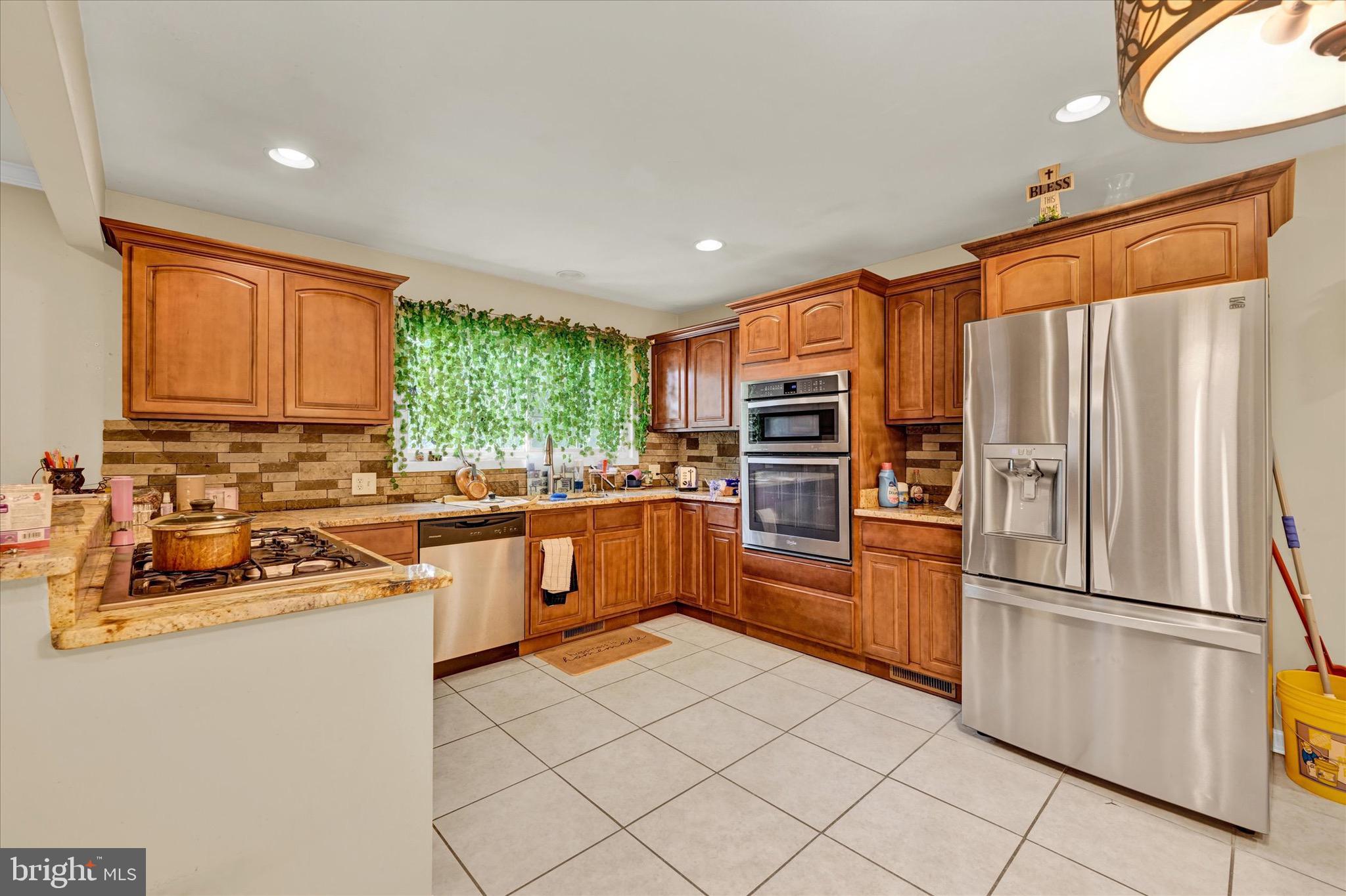 COUNTRY CLUB MANOR - Residential