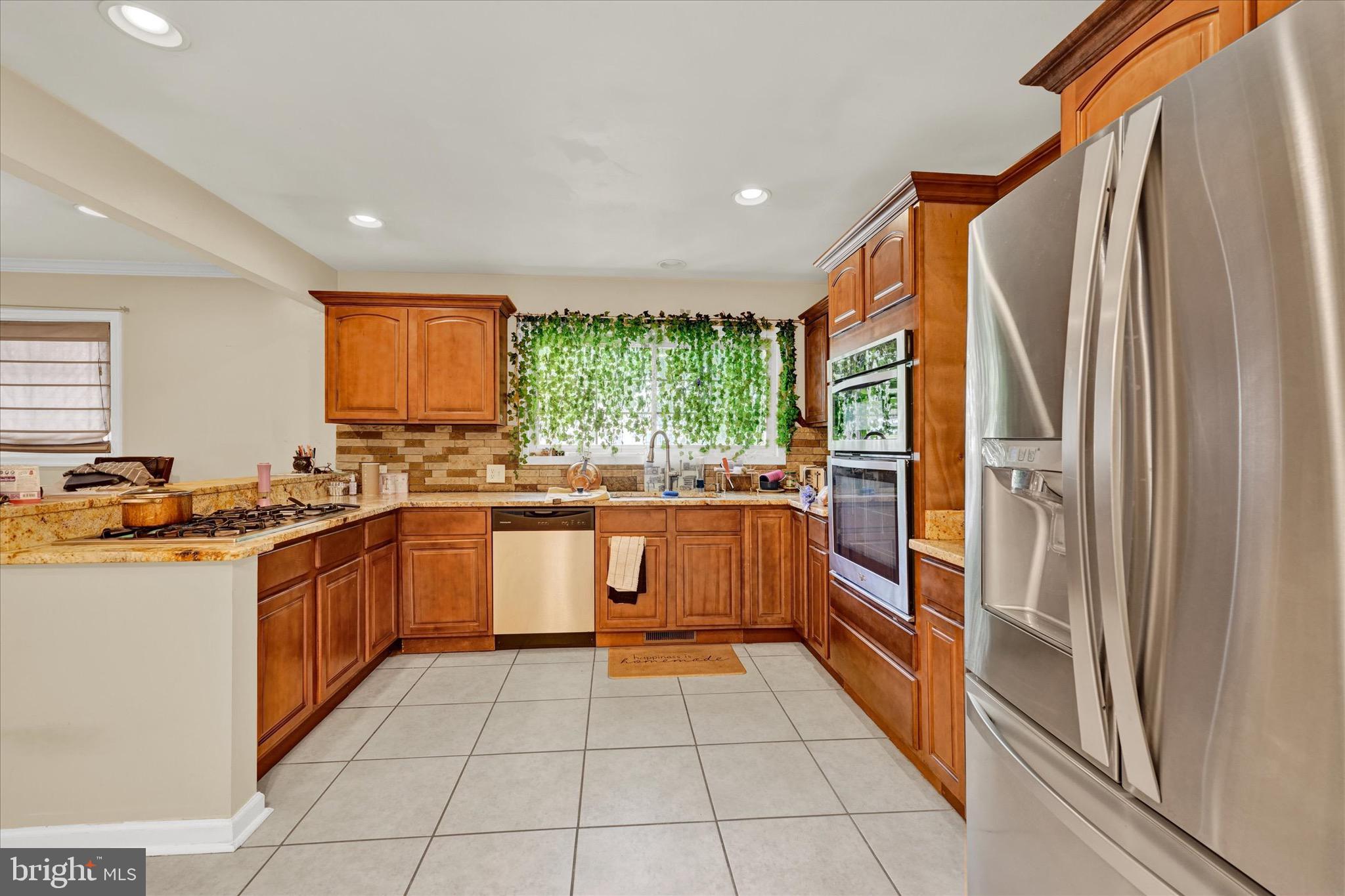 COUNTRY CLUB MANOR - Residential