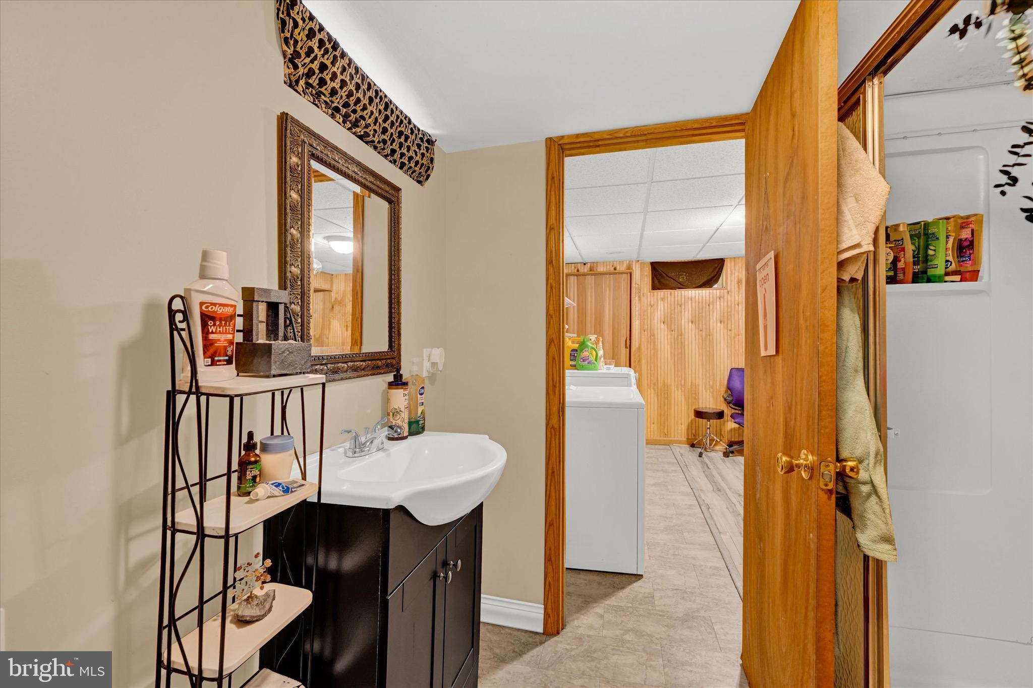 COUNTRY CLUB MANOR - Residential