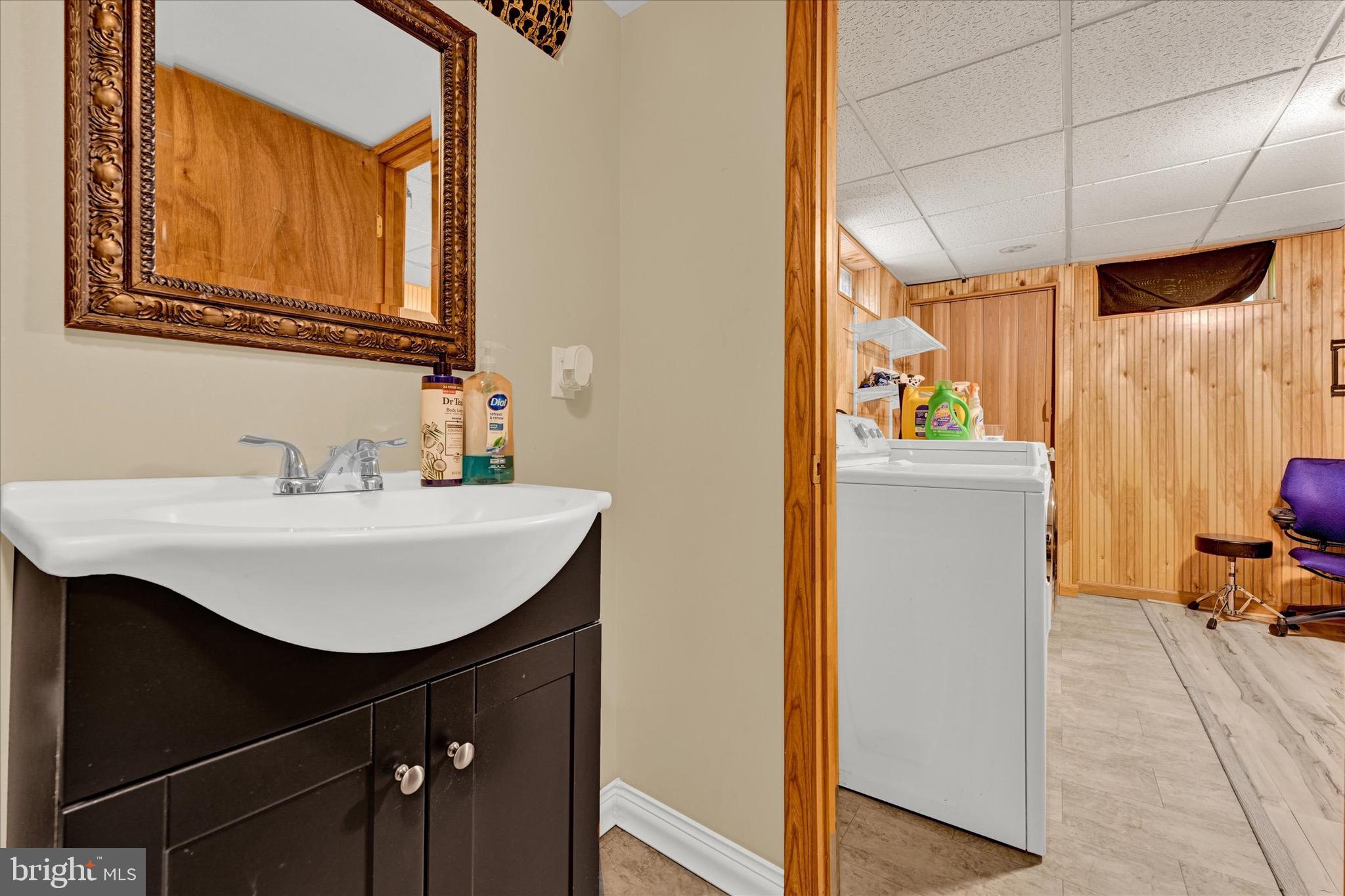 COUNTRY CLUB MANOR - Residential