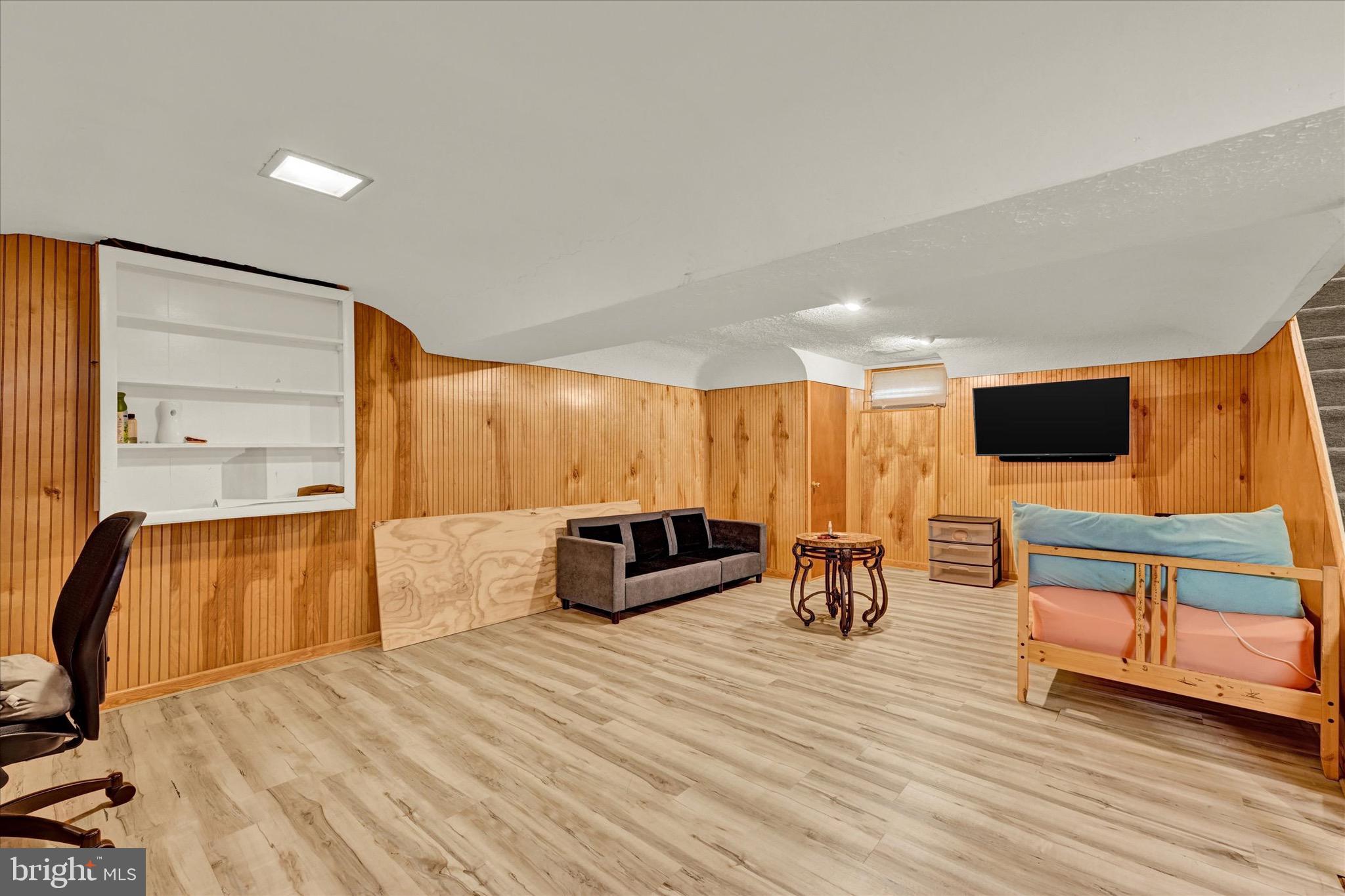 COUNTRY CLUB MANOR - Residential