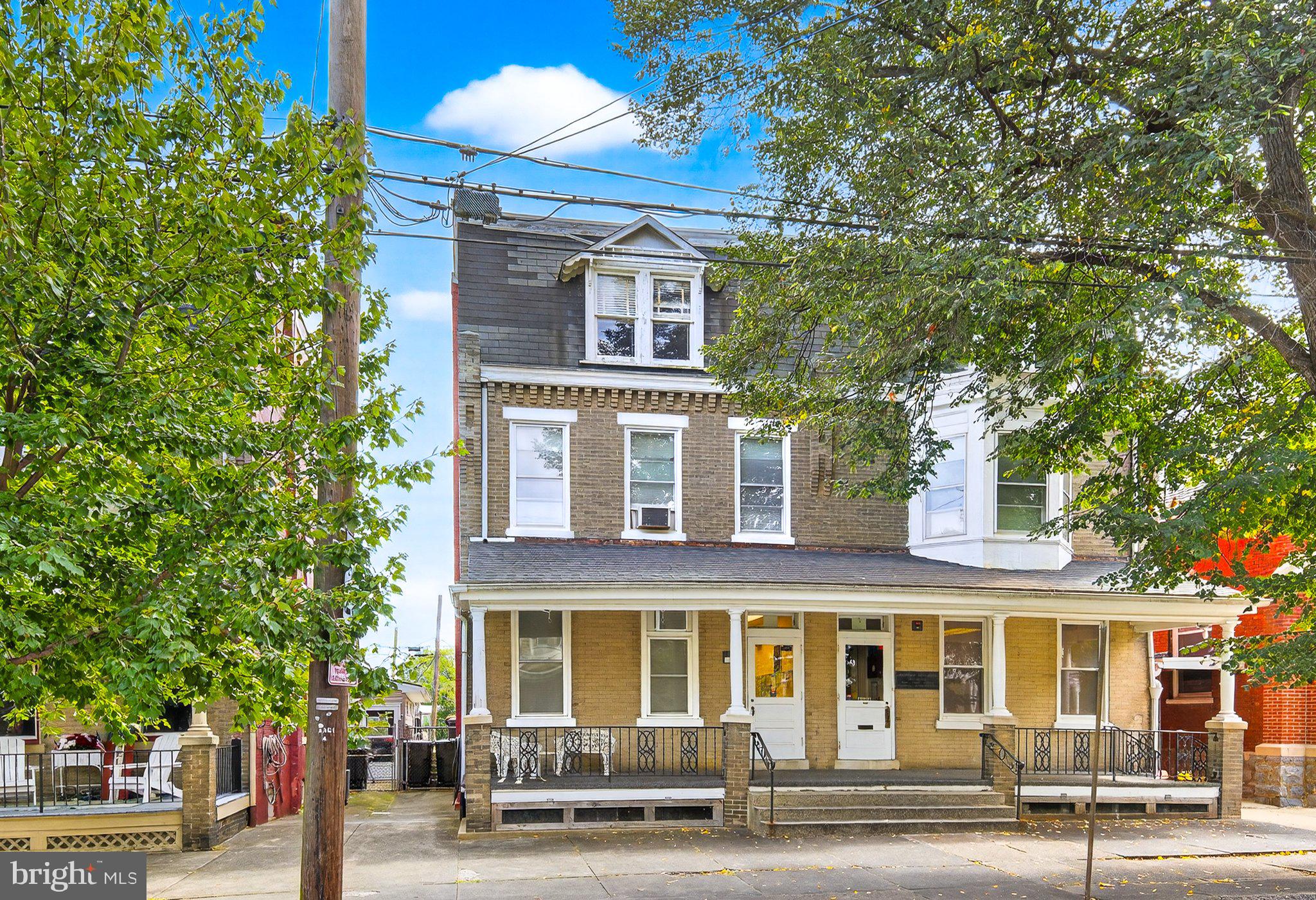 This property is a blank canvas just waiting to be turned into an beautiful home. Comps on this street sell for $350,000+. Schedule your appointment today!
