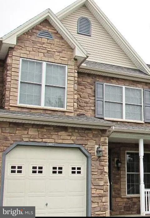 Townhouse For Sale - 109 Scully Place<br/> LEWISBERRY, PA 17339
