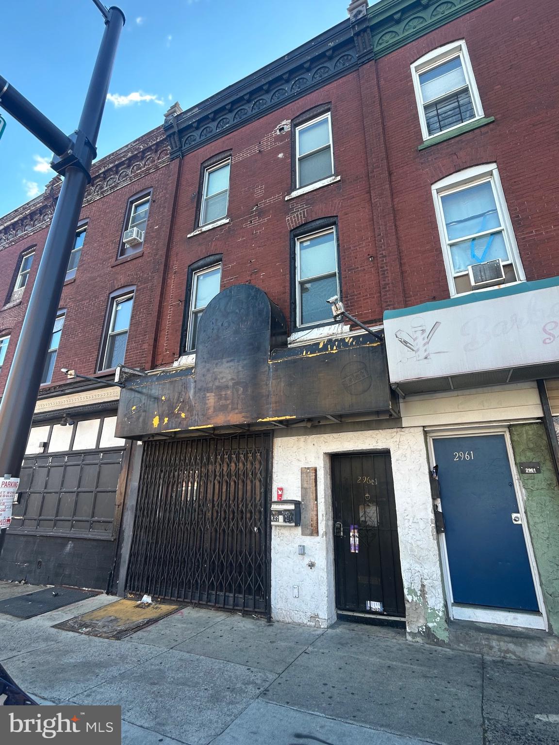 Main image without alt text