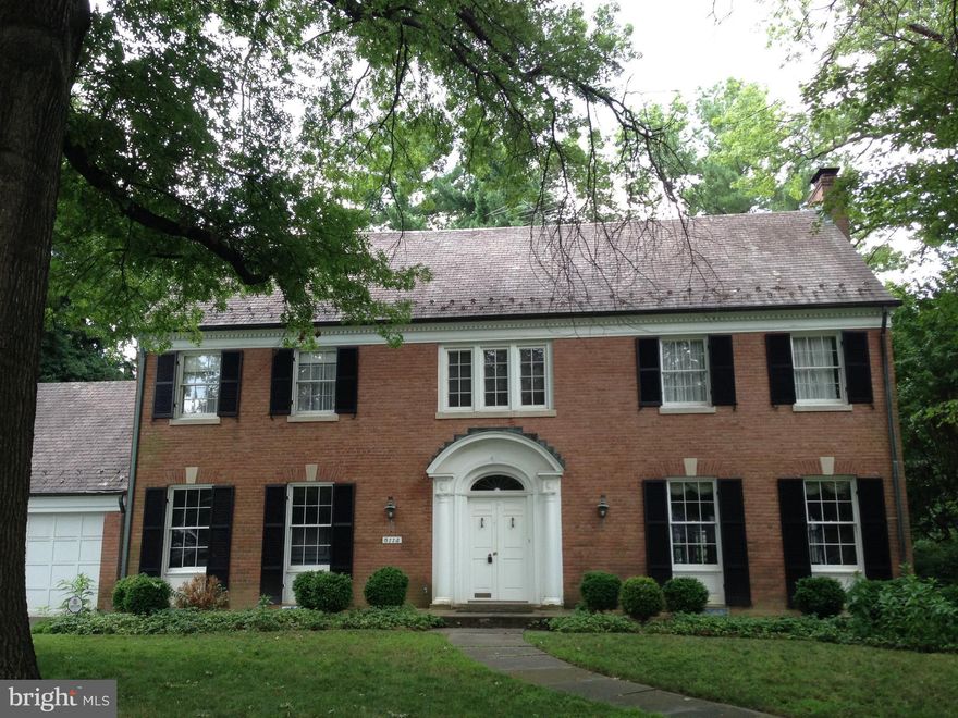 Beautiful Sumner Park property with 4 bedrooms and 4.5 bathrooms, sunroom in rear and expansive living space with a traditional floor plan.