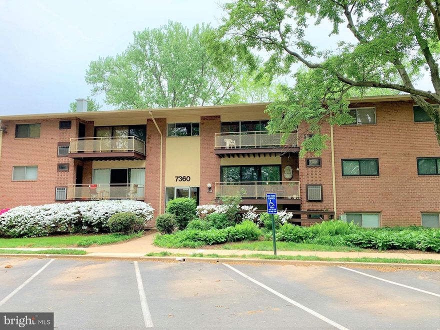 FHA LOAN APPROVED! MCLEAN HIGH SCHOOL DISTRICT HOME! LOVELY CONDO UNIT W/ BALCONY OVERLOOKING TO WOOD AREA*LAMINATE WOOD FLOOR THROUGHOUT & NEUTRAL PAINTING*HOME OFFERS WARMEST KITCHEN & LARGE OPEN SPACE FOR DINING, LIVING & COMPUTER AREAS*UNIT IS LOCATED ABOVE LAUNDRY ROOM & SPACIOUS STORAGE SPACE*2 PARKING LOTS*WALKING DISTANCE TO BUS STOP & SHOPPING CENTERS*3 MILES TO DUNN-LORING MERRIFIELD METRO STATION. MINUTES TO BELTWAY I495