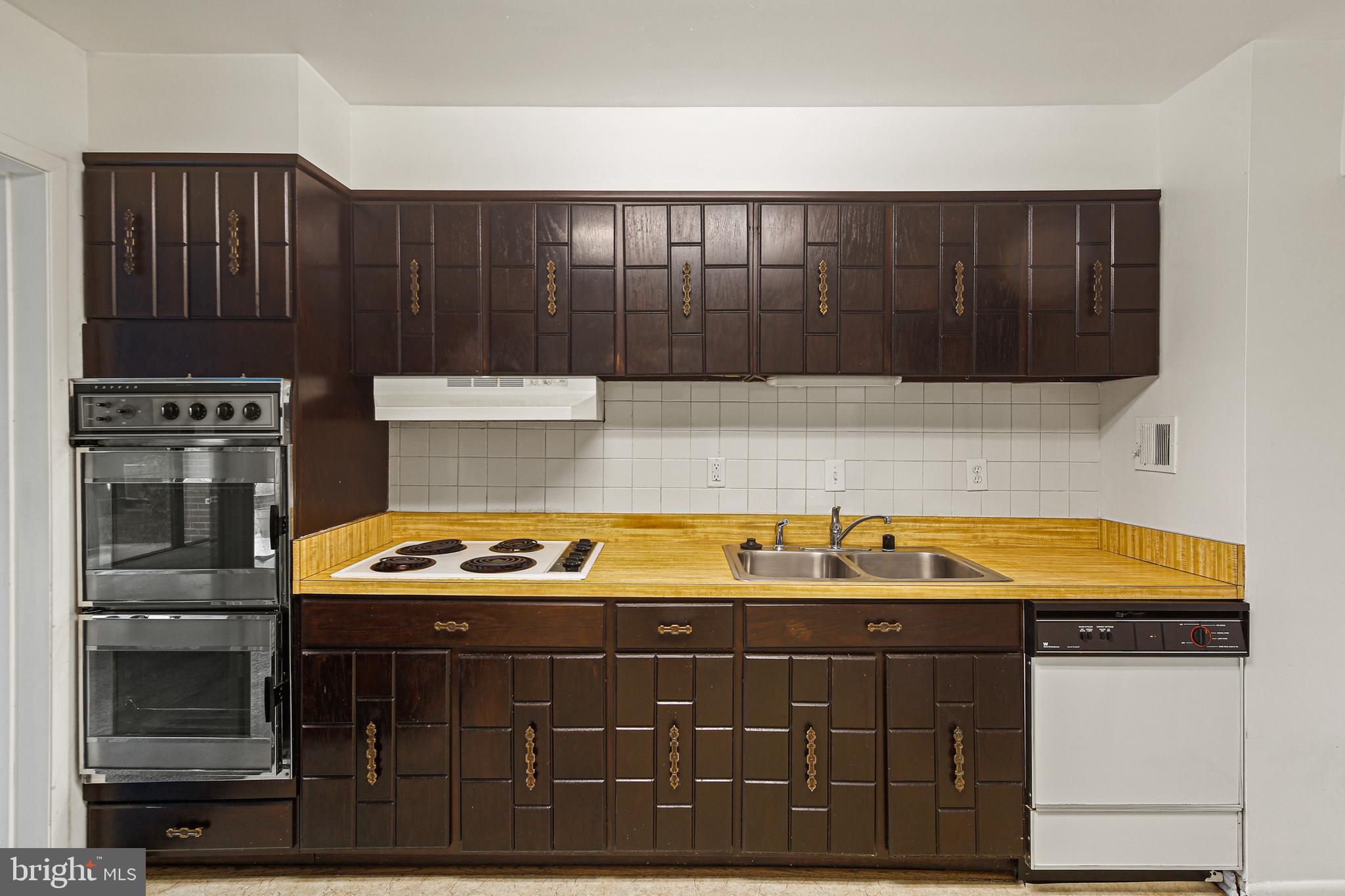 SUBURBAN OAKS - Residential