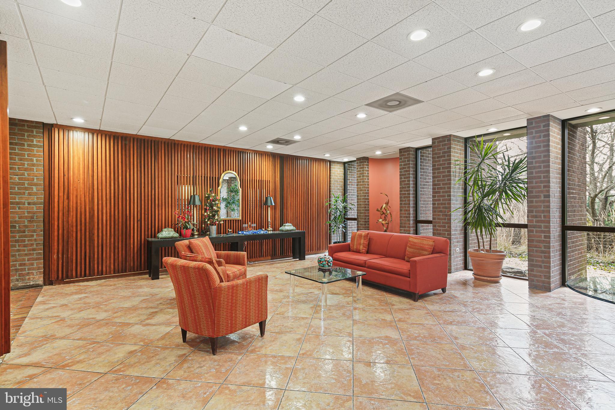 SUBURBAN OAKS - Residential