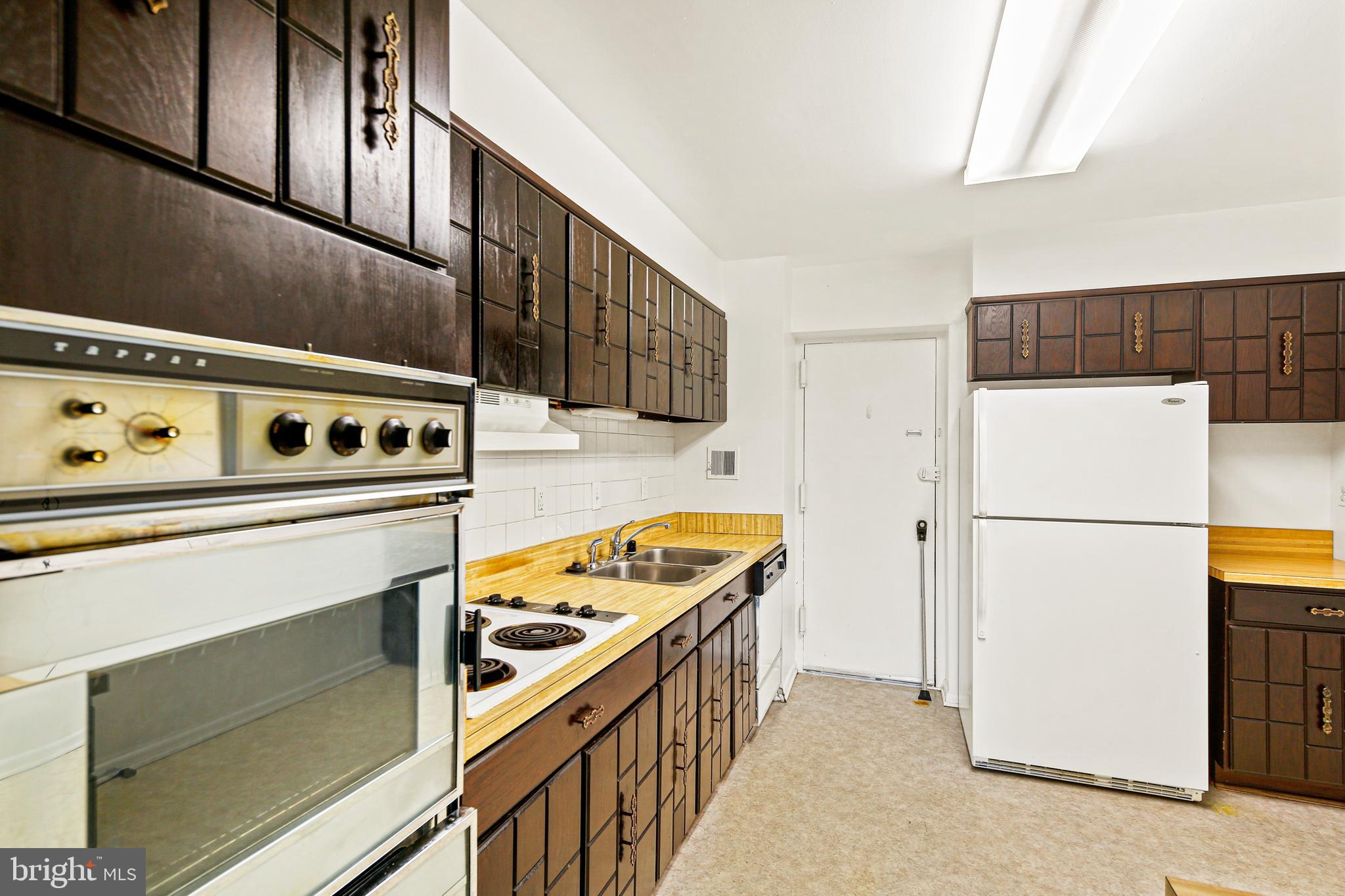 SUBURBAN OAKS - Residential