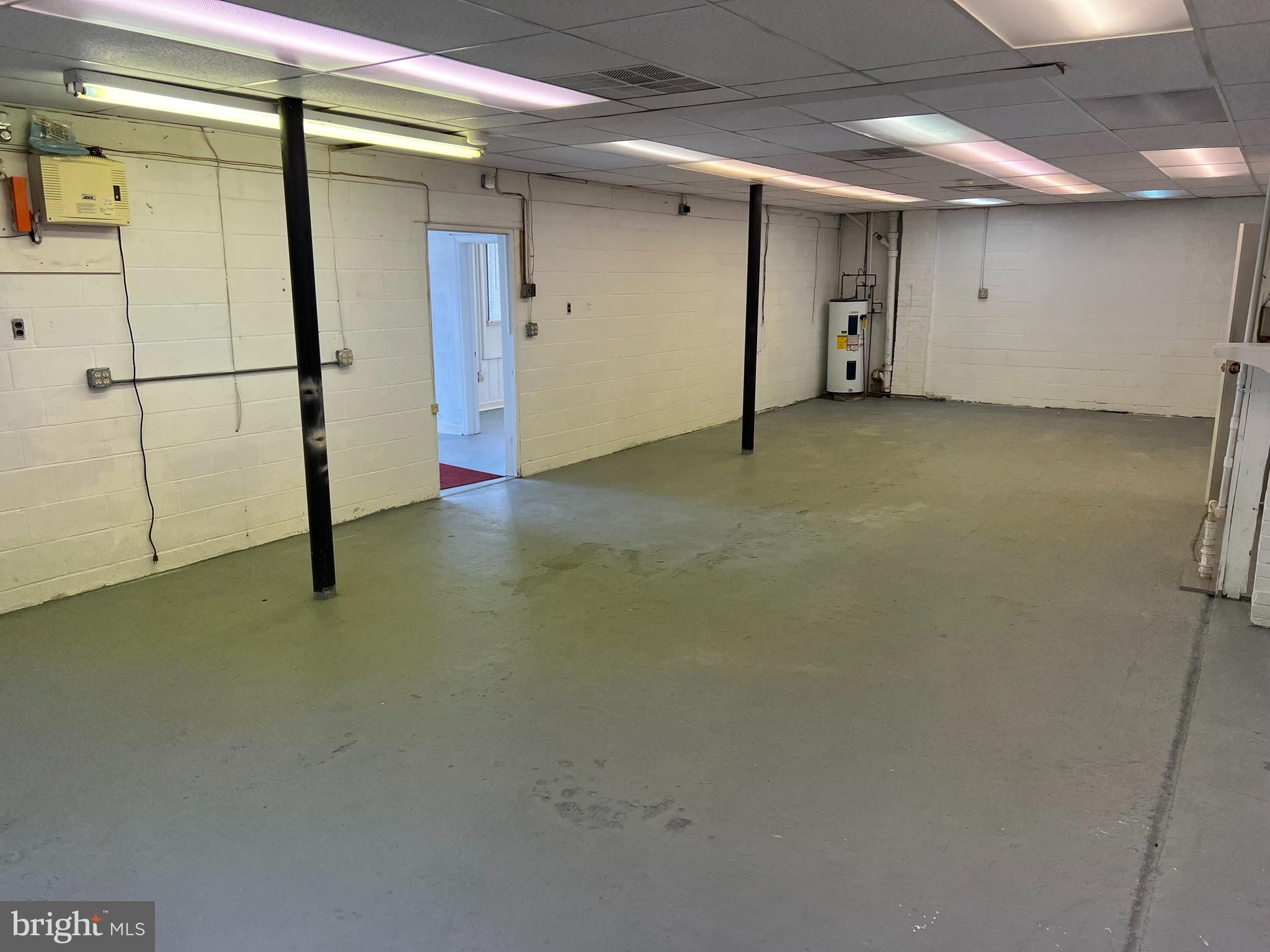 DAVIS STRASBURG - Commercial Lease