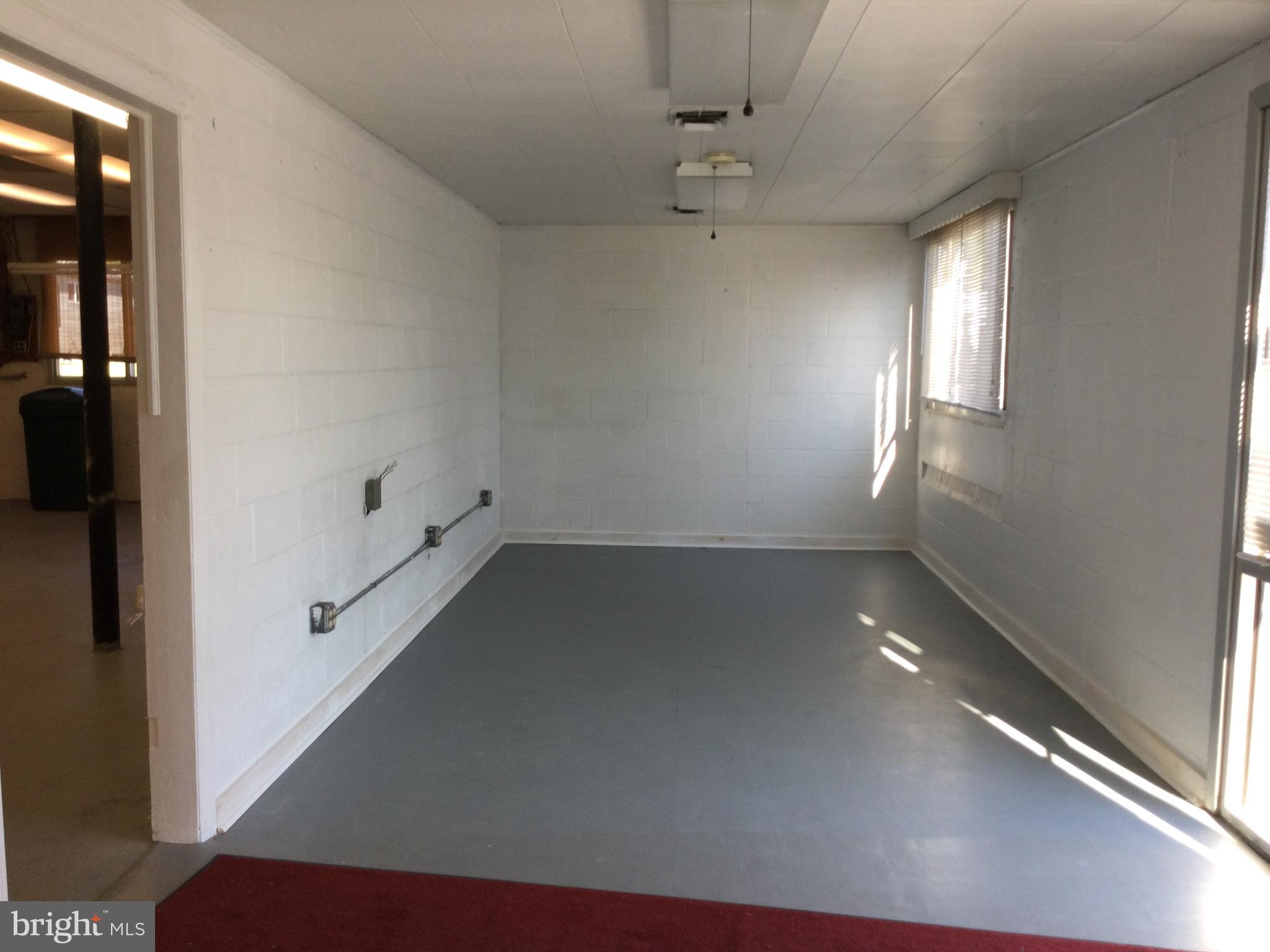 DAVIS STRASBURG - Commercial Lease