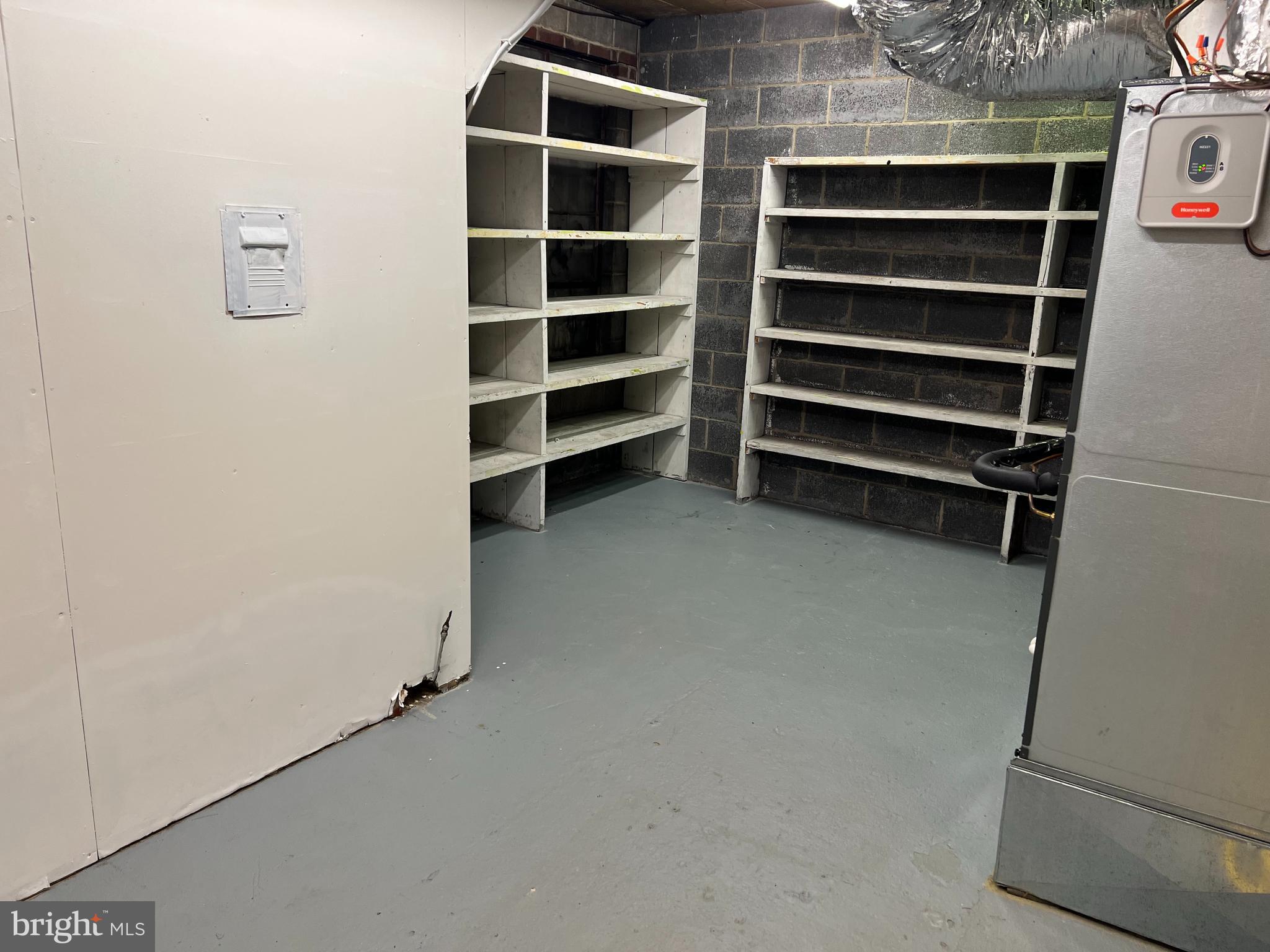 DAVIS STRASBURG - Commercial Lease