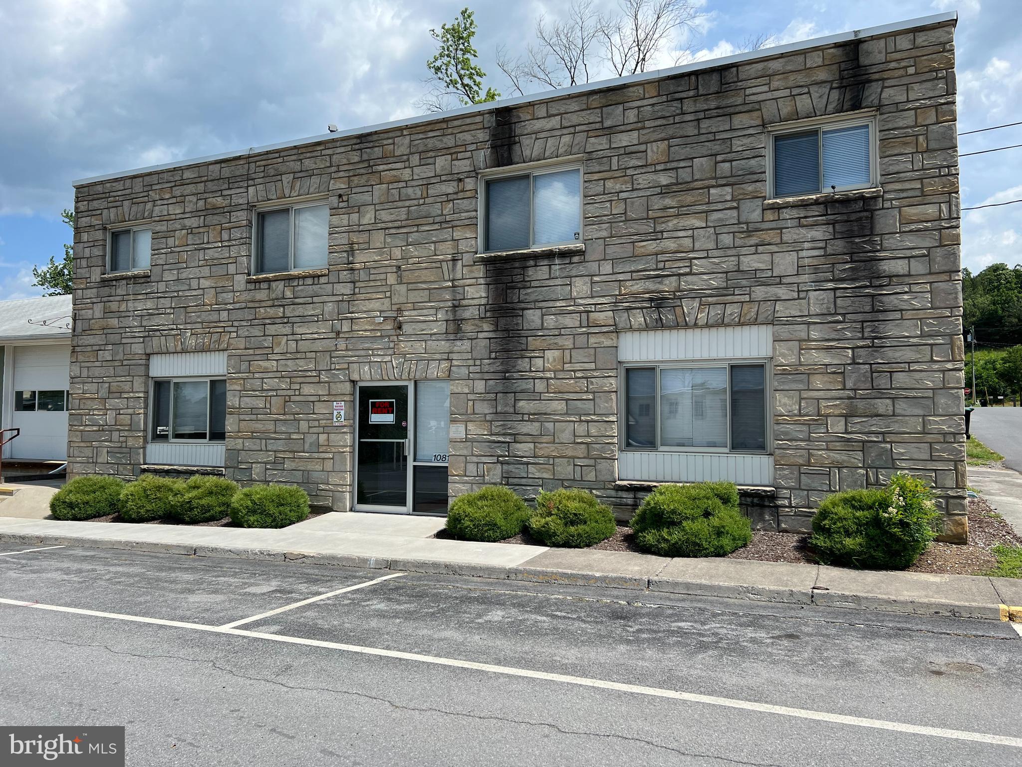 DAVIS STRASBURG - Commercial Lease