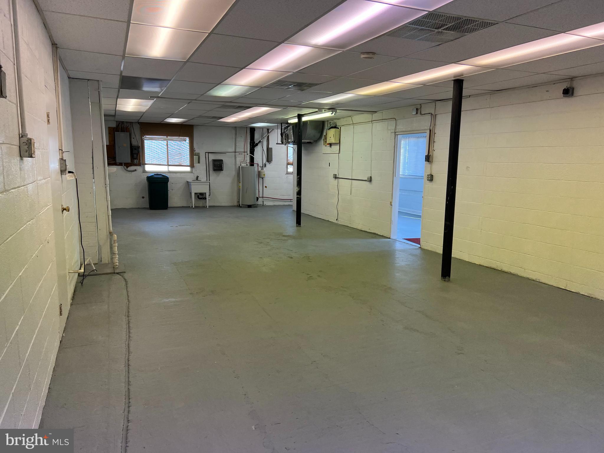 DAVIS STRASBURG - Commercial Lease