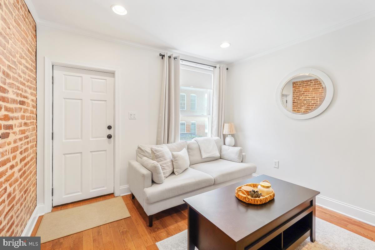 LOCUST POINT - Residential