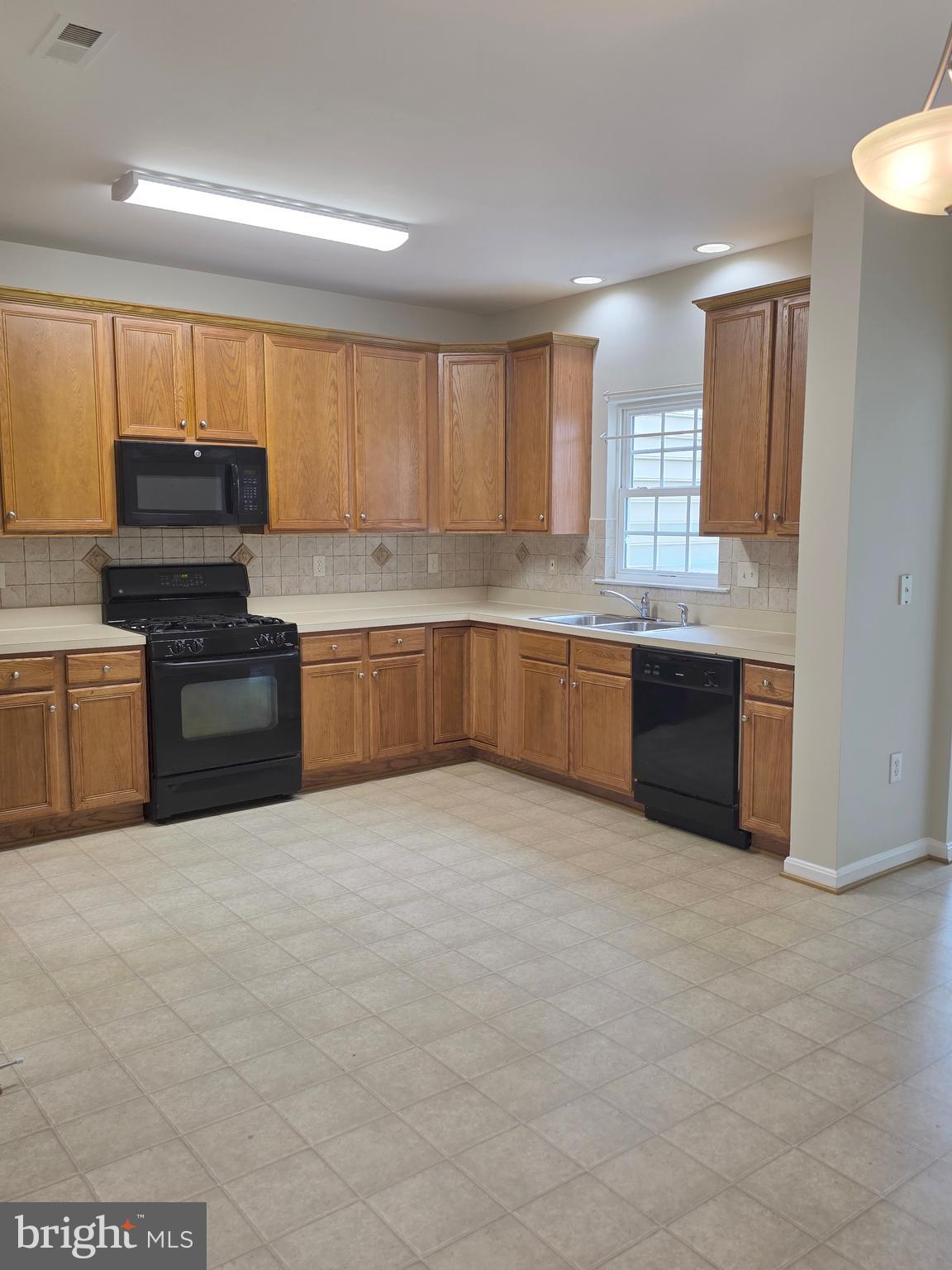 RIVER OAKS - Residential Lease