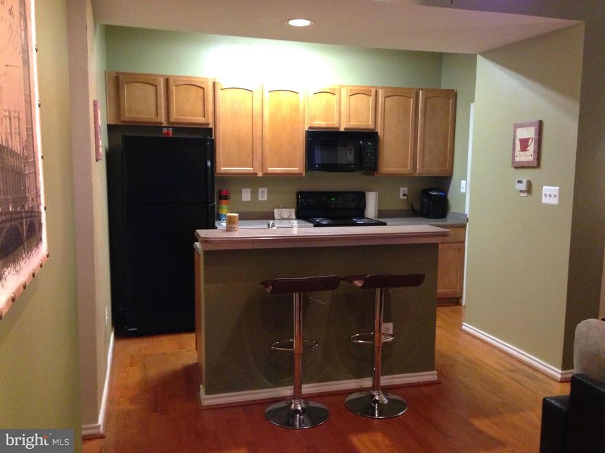 Fantastic Golf community, stunning, 1st floor condo with hardwood flrs, nicely upgraded,  Black GE Profile appliances, pantry, electric fireplace insert, assigned parking space. Spacious dual access bathroom. Walk-in closet. Walk-out patio. Storage closet. Great amenities: outdoor pool, fitness center, golf course. Near I-66, Rte 50, Fair Oaks, and West Ox Rd.