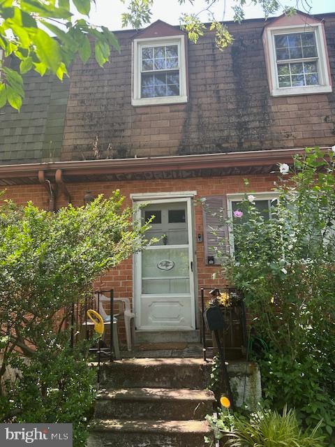 INVESTOR - HANDYMAN ALERT Lowest priced THS in the entire zip code. 3Bd/1Ba inside group, brick THS, asphalt shingle roof, CAC, deck off kitchen and full basement
Needs complete rehab. Either fix and flip or add to your current portfolio. Still has personal property, and has been occupied by cats.