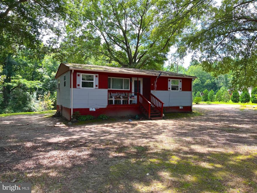 *Sold AS IS.* Great investment property! Perfect fixer-uppers! One level, 3 bedrooms, 1 bathroom.
Super close to the base. So much potential!