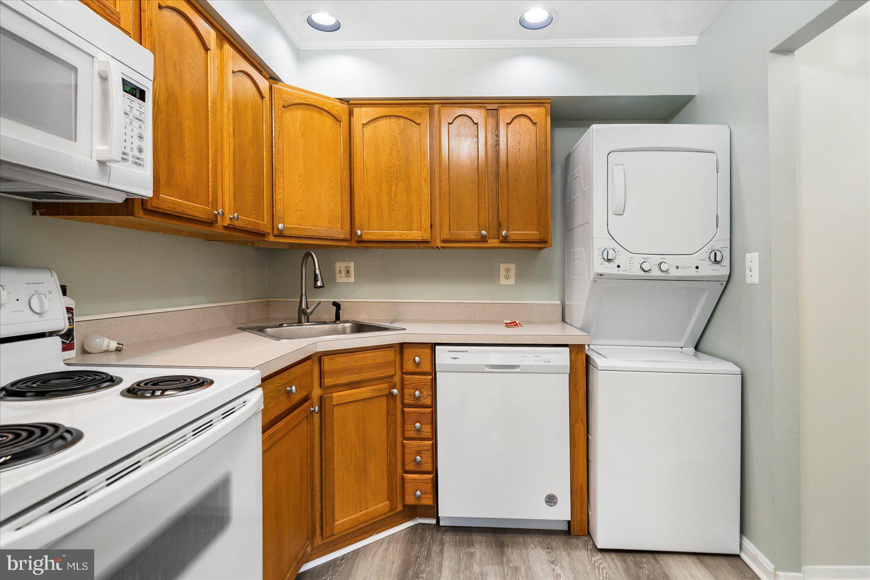 MOORES MILL MANOR - Residential