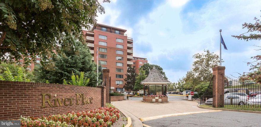 DEEDED GARAGE CONVEYS (addl. $67. mo. fee)  SAVVY BUYER ALERT Ultra-private gorgeous view of lush greenery & pool. 2 blocks to Rosslyn Metro;walk to Georgetown;t foot of Key & Memorial Bridges.Perfect Unit. Perfect Location. Perfect Price. Low mo. co-op fee covers ALL UTILITIES + Fitness Center, Pool, Concierge. On-Site convenience store, cleaners, hair salon,etc.