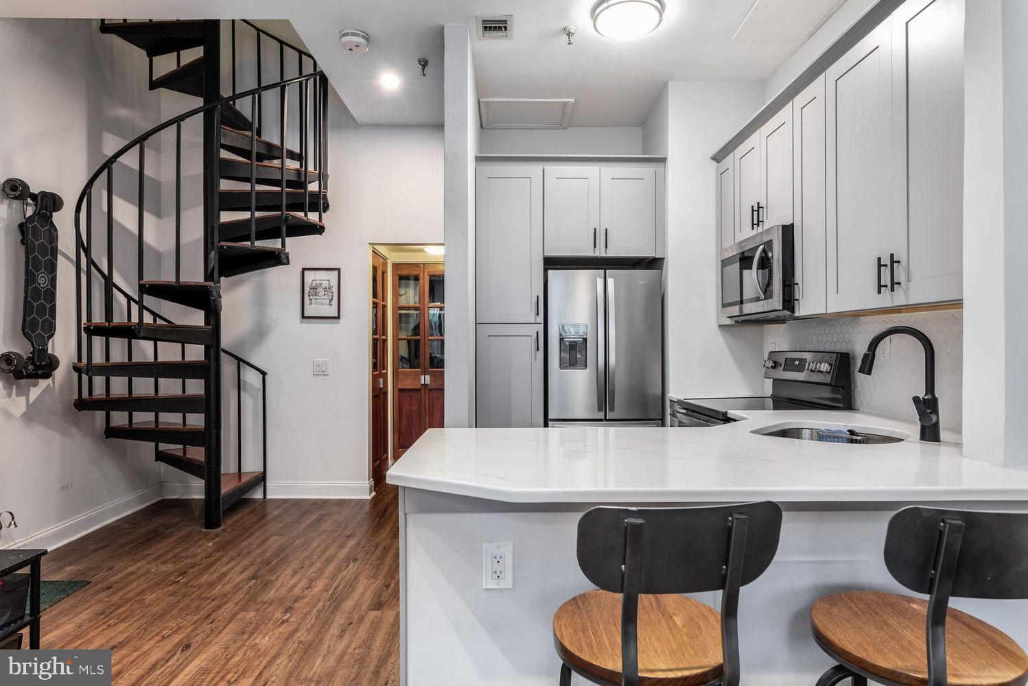 3 N COLUMBUS BOULEVARD PL202