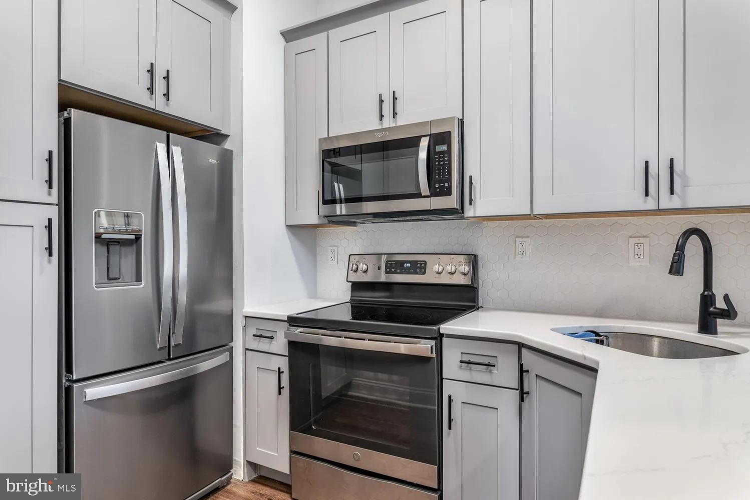 3 N COLUMBUS BOULEVARD PL202