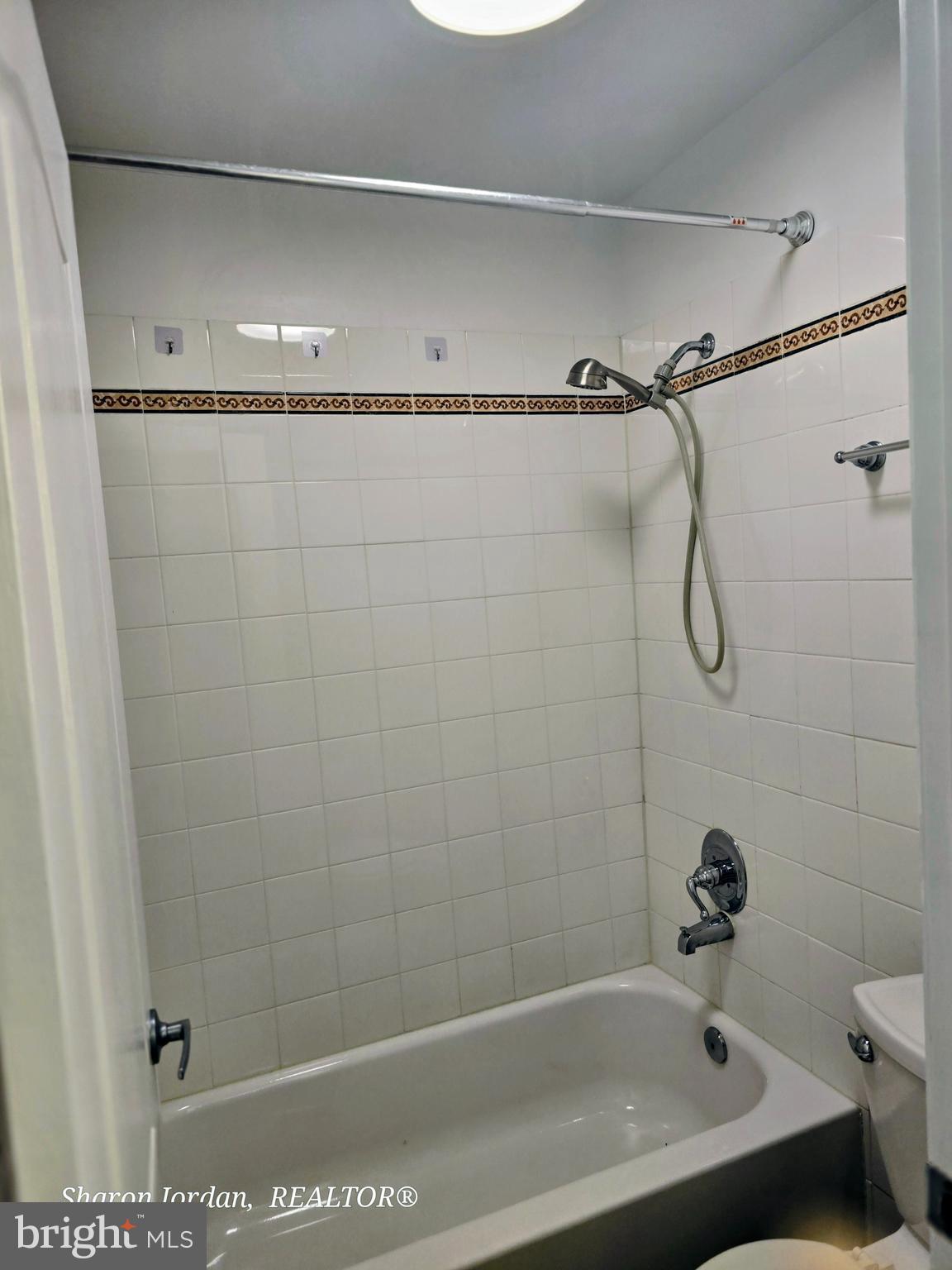 MONTGOMERY RUN - Residential Lease