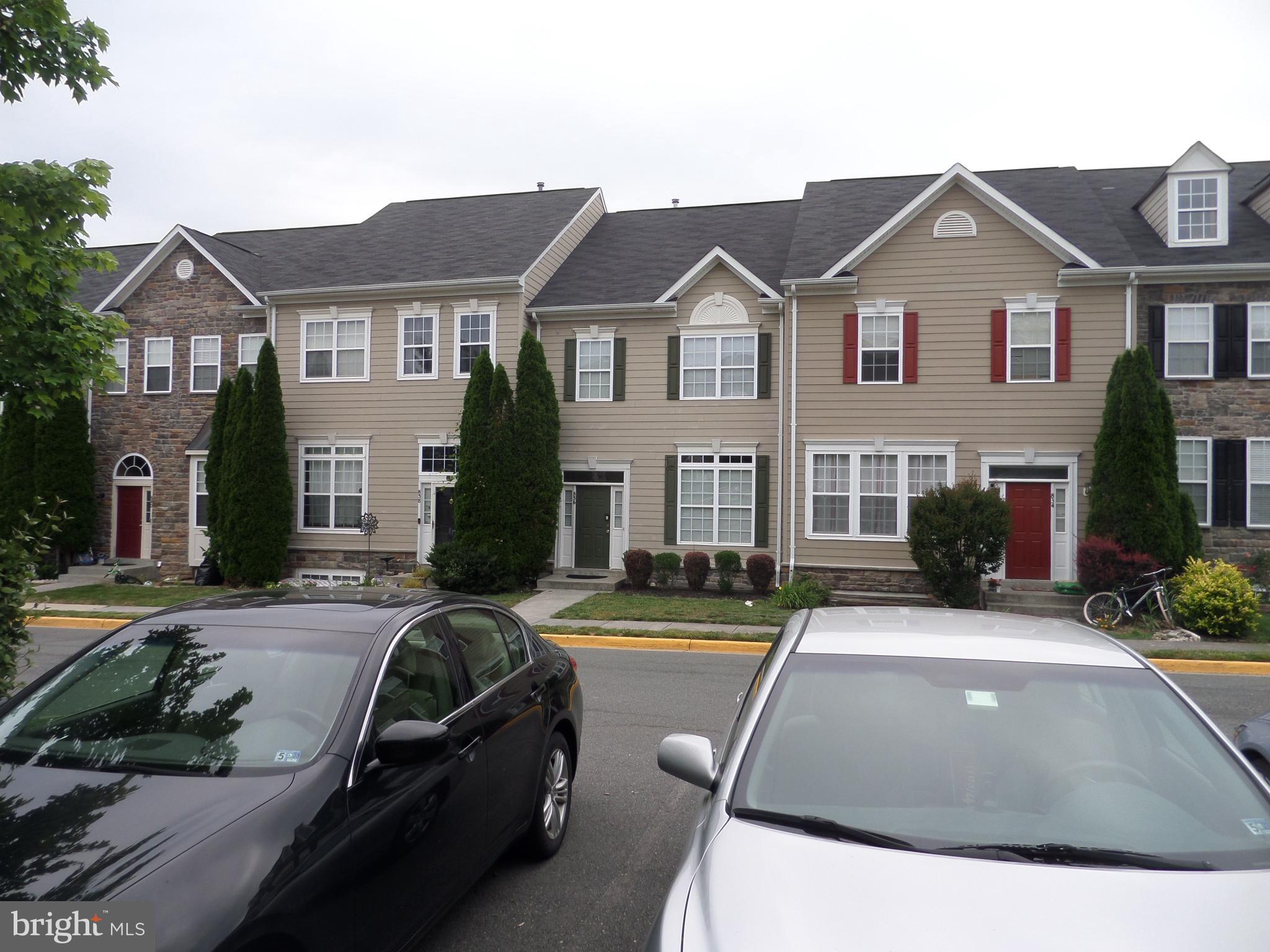 *** 3 BR & DEN, 3.5 BATHS TOWNHOUSE *** 6 FT EXTENSION ON ALL THREE LEVELS *** 9 FT CEILING MAIN LEVEL, VAULTED CEILING MBR *** STONE & SIDING *** FULLY FINISHED WALK-OUT BASEMENT W/ GAS FIREPLACE *** FAMILY RM OFF KITCHEN *** BREAKFAST NOOK W/ CENTER ISLE COOK TOP *** CERAMIC TILE FLOOR IN THE KITCHEN, BREAKFAST RM, ALL BATHS AND LAUNDRY RM *** OVER 2670 SQ. FT. OF FINISHED SPACE !!!! !