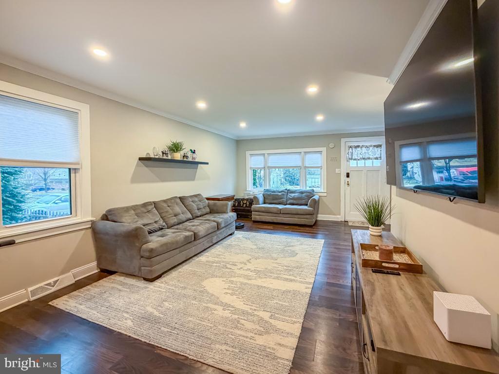 SAW MILL VALLEY - Residential