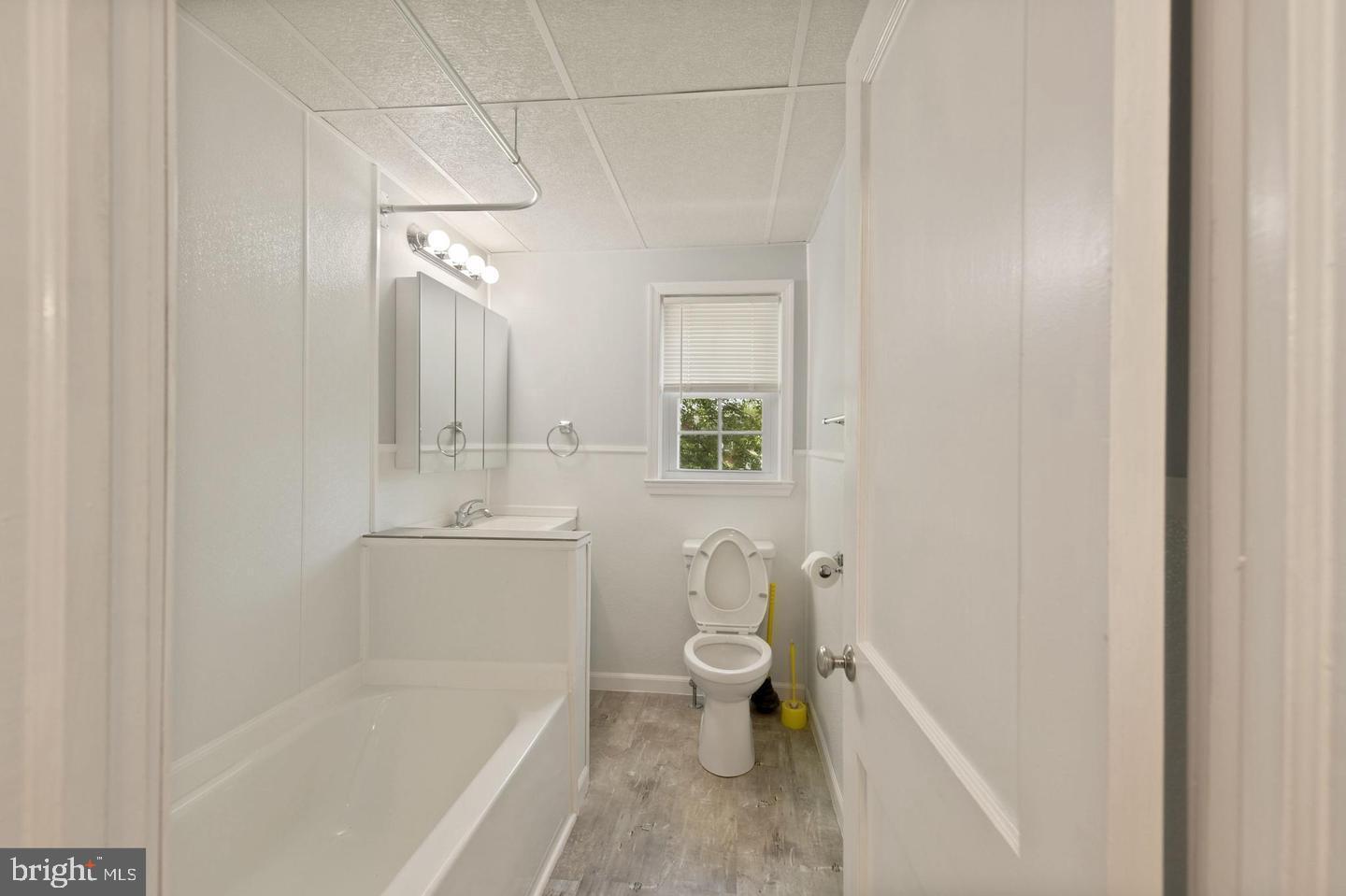 KEN KNOLL - Residential Lease