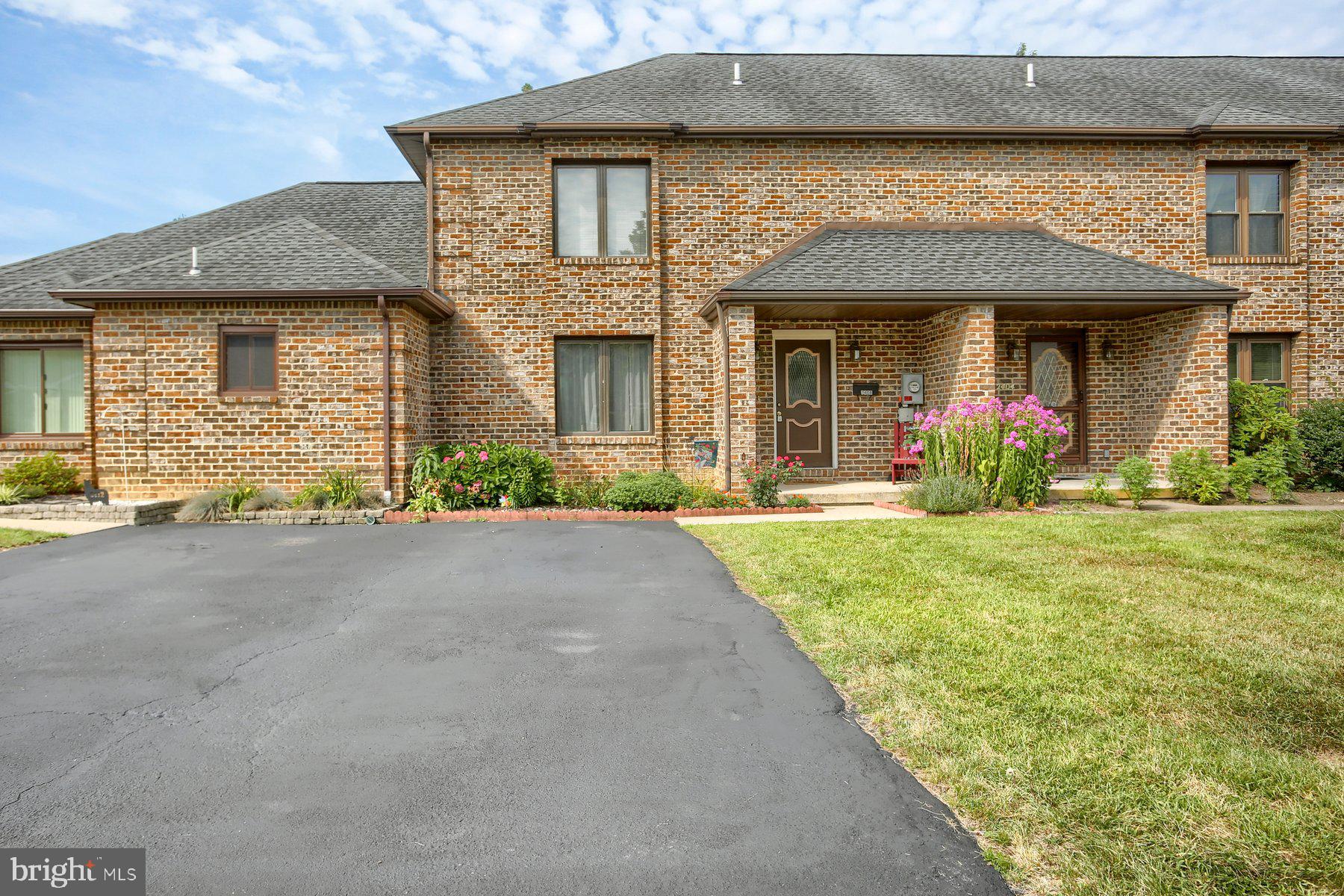 OPEN HOUSE SUNDAY SEPTEMBER 21, 2025, 3 bedroom, 1.5 bath townhome located in Paxton Crossings has a lot to offer! Newer hard wood floors, newer appliances, own private driveway, unfinished basement, low HOA fee, all appliances convey
Located near major highways and shopping.