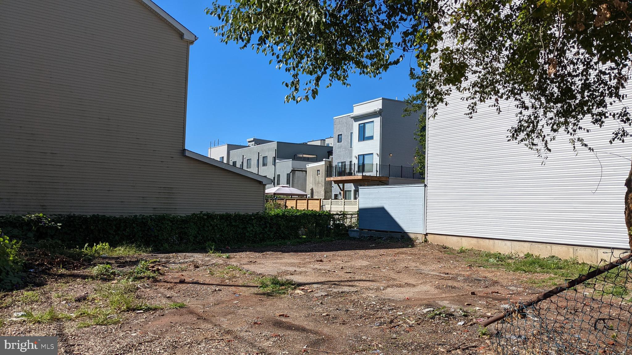 Development opportunity. 2 contiguous lots 624 and 626 Master being sold together are zoned Multi-Family. The two lots combined build up to 4 Units. Completed project will be 3300 sqft of living space plus roof deck.
Owner is licensed PA Real Estate Agent
