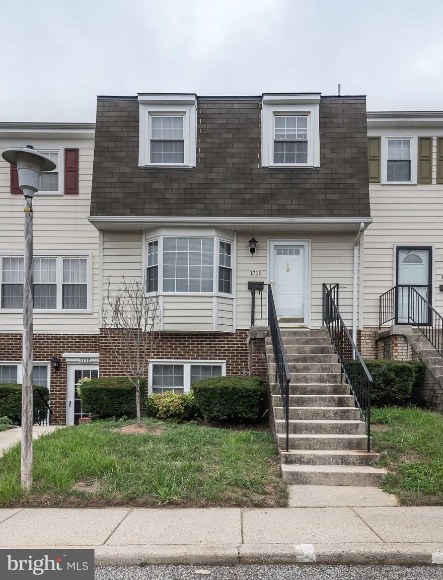 COMPLETELY RENOVATED TH IN MEADOWCROFT! FRESH PAINT! BAY WINDOW! NEWER KITCHEN CABINETS, GRANITE, TILE BACKSPLASH, SS D/W & STOVE!  NEWER CARPET! NEW LIGHT FIXTURES! NEW CEILING FANS! UPDATED BATHS W/CERAMIC TILE, NEW VANITIES! NEWER W/D!  PAVED PATIO IN FENCED YARD! UPDATED WINDOWS! CLEAN & NEAT!  - MUST USE CBRB LEASE APPLICATION, CREDIT CARD TRANSMITTAL (IF REQD) & LEASE FORMS.