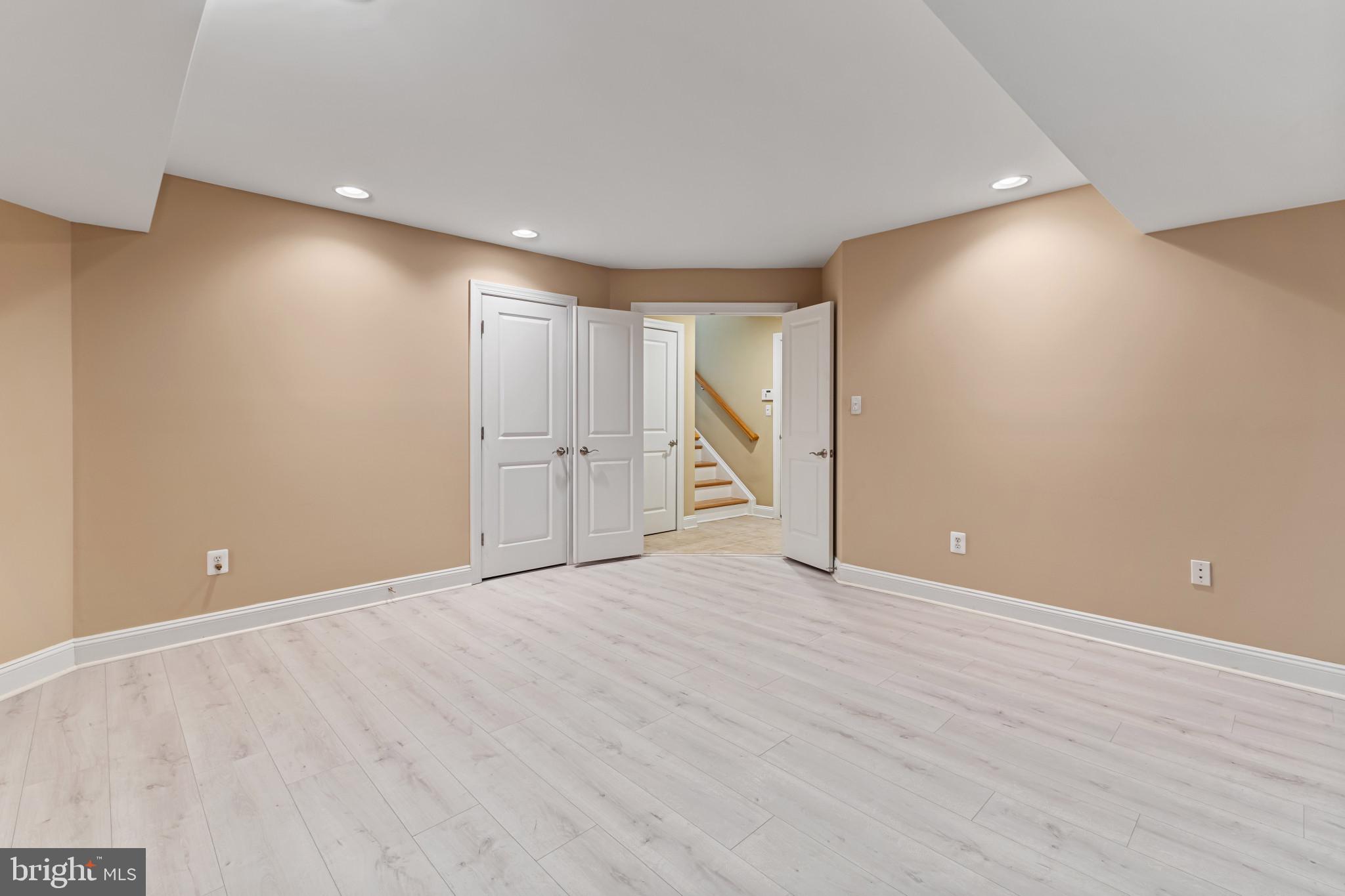 NARROWS POINTE - Residential