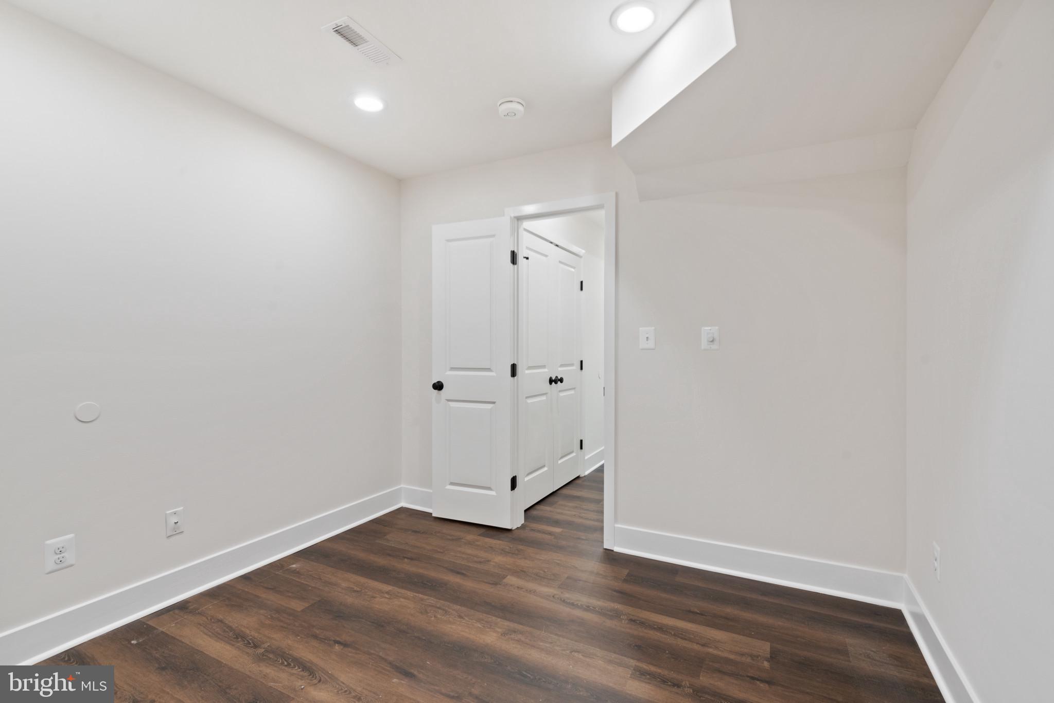 LOCUST POINT - Residential