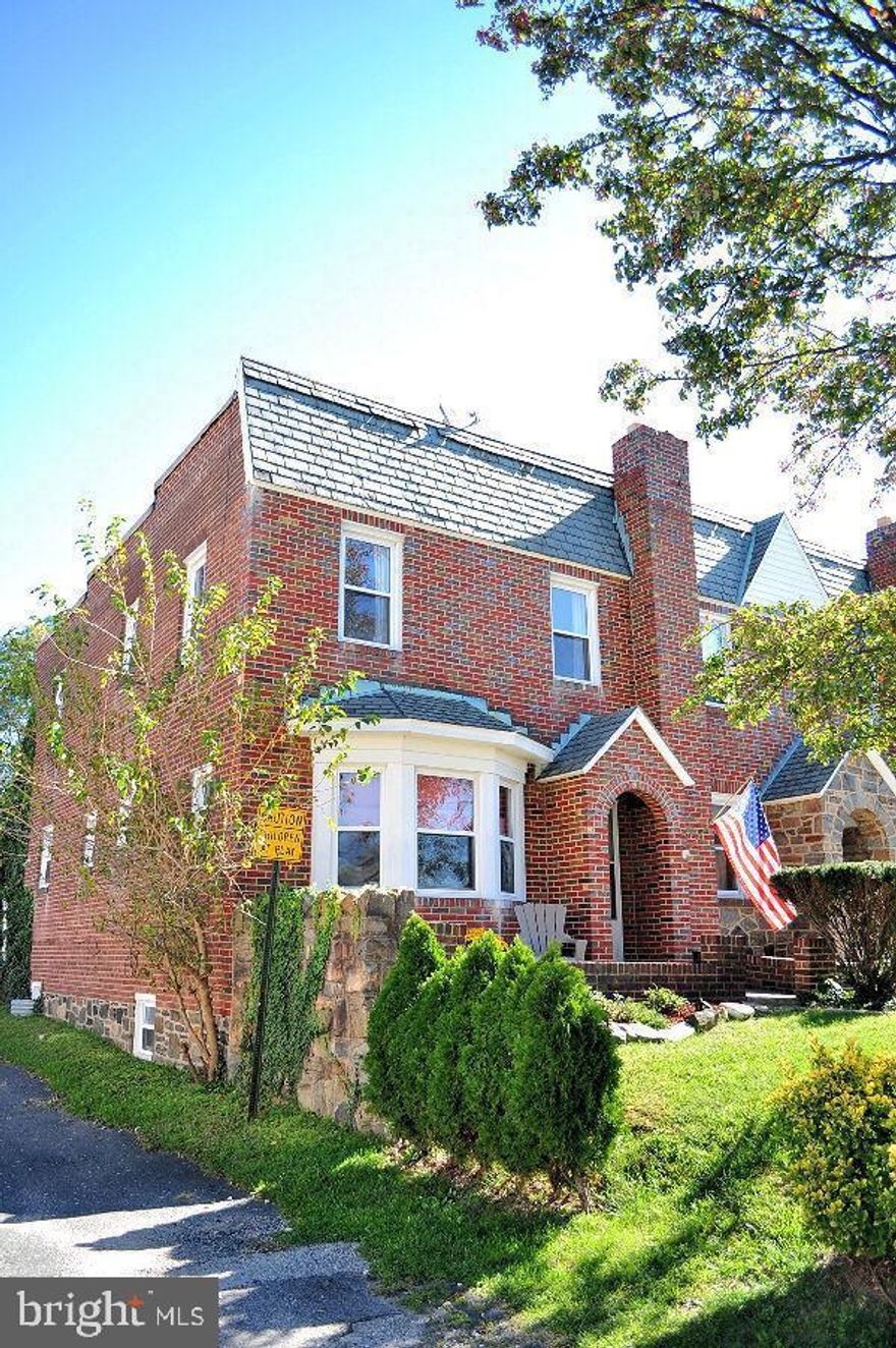 INVESTOR . Buy as the current tenants month to month rent. Currently rent for $1950 . Tenants has been rent for more than two years now .And ready to sign the year lease anytime . New roof 2023. 4 Parking spaces Included one car garage .Fenced backyard and patio ,end unit townhouse .