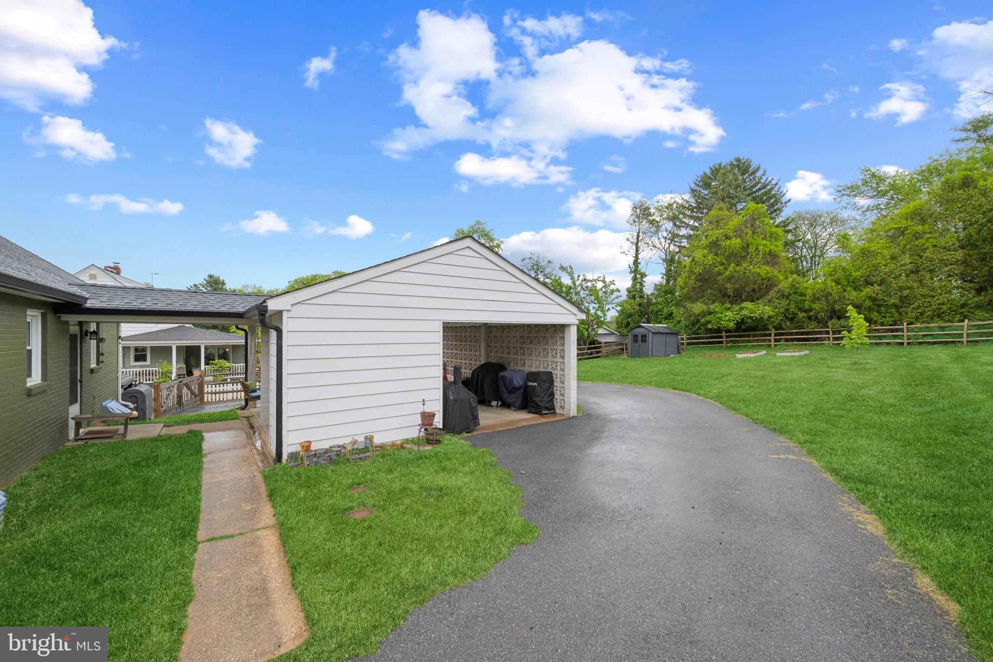 PINE KNOLL - Residential