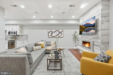 MLS: DCDC2255262