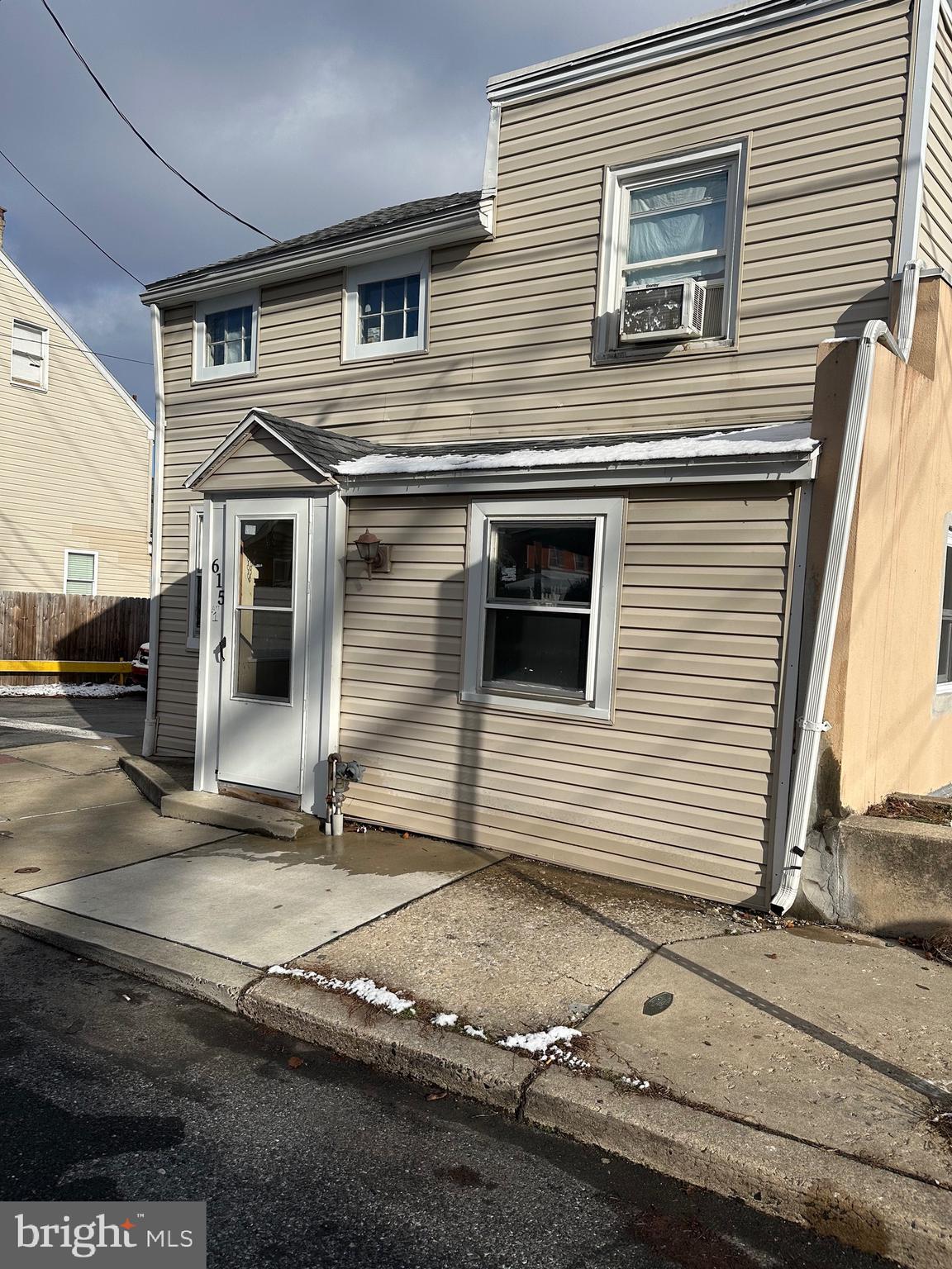 1 bed 1 bathroom first floor unit for rent in Lancaster. Rent is $900 per month with a $900 deposit due at lease signing. Tenants make make a combined income of $2700 a month and have a credit score of 615 or higher to qualify. No smoking and no pets. Tenants pay electric, gas, trash, and a flat fee of $100 for water/sewer per month.