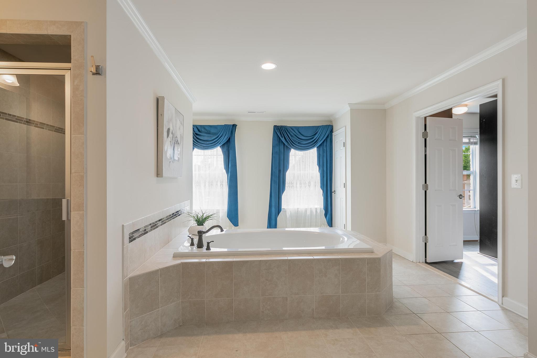 KINGS MANOR - Residential